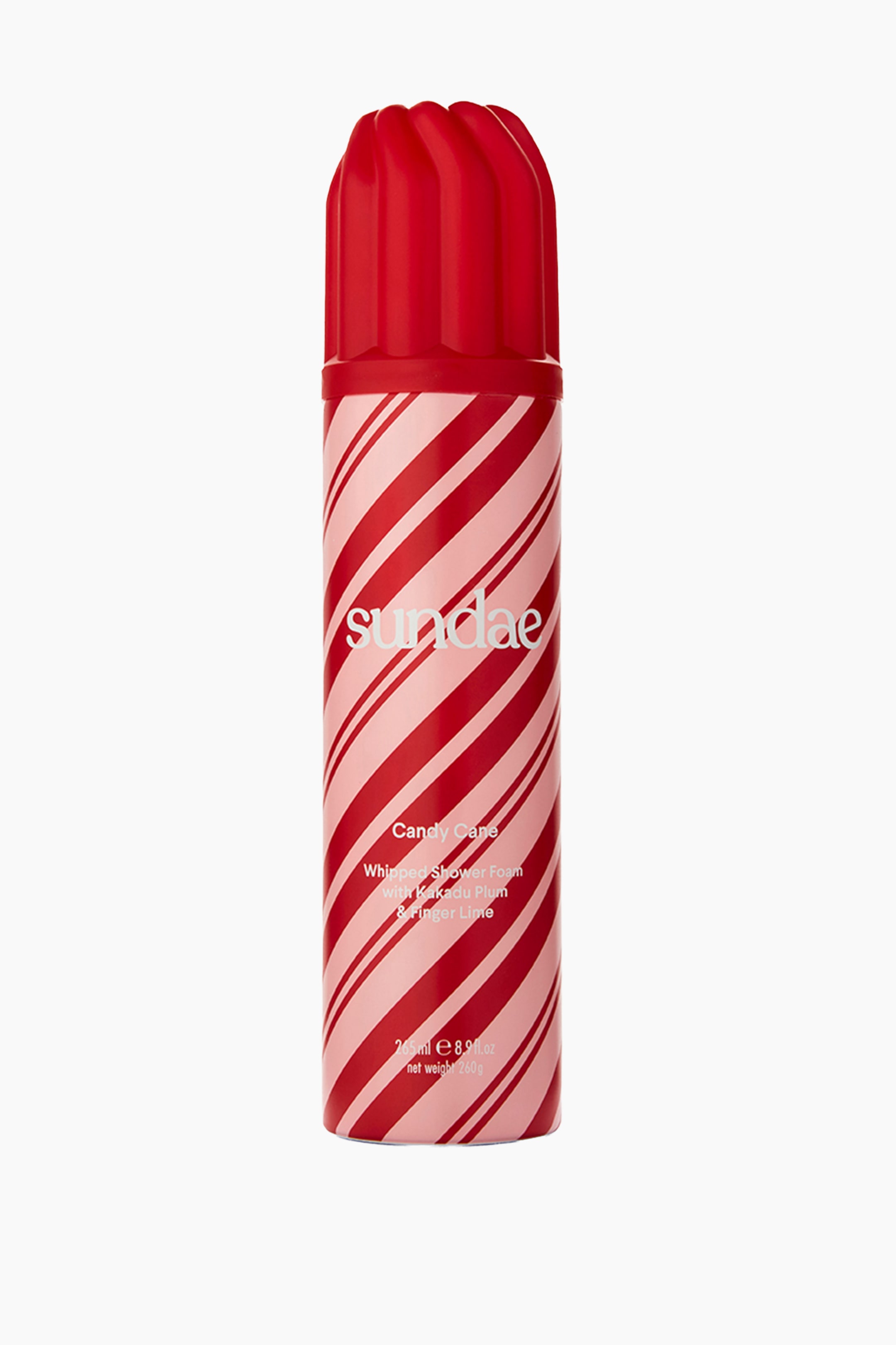 Vis større bilde: En beholder med Sundae Candy Cane Whipped Shower Foam står oppreist, med en sylindrisk kropp innpakket i diagonale røde og rosa striper. Produktet har en teksturert, kuppelformet rød kork som ligner pisket krem, og viser hvit merkevaretekst på forsiden.