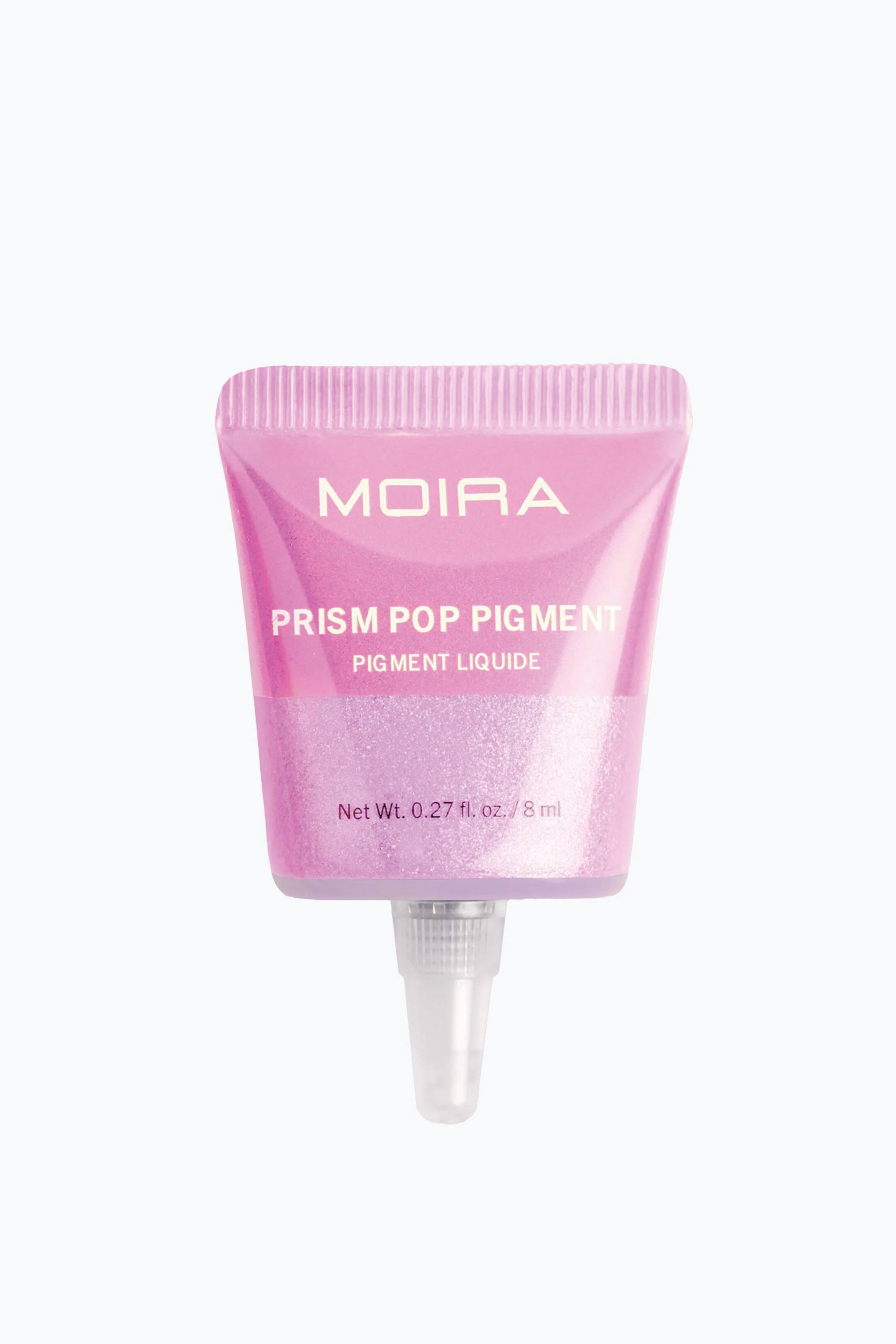 Vis større bilde: En tube med Moira Prism Pop Pigment flytende øyenskygge står loddrett sett forfra, med den klare, spisse dysen pekende nedover. Den halvtransparente, lyserosa klemmetuben viser hvit brandingtekst og avslører en skimrende, glitteraktig lilla-rosa formel inni.
