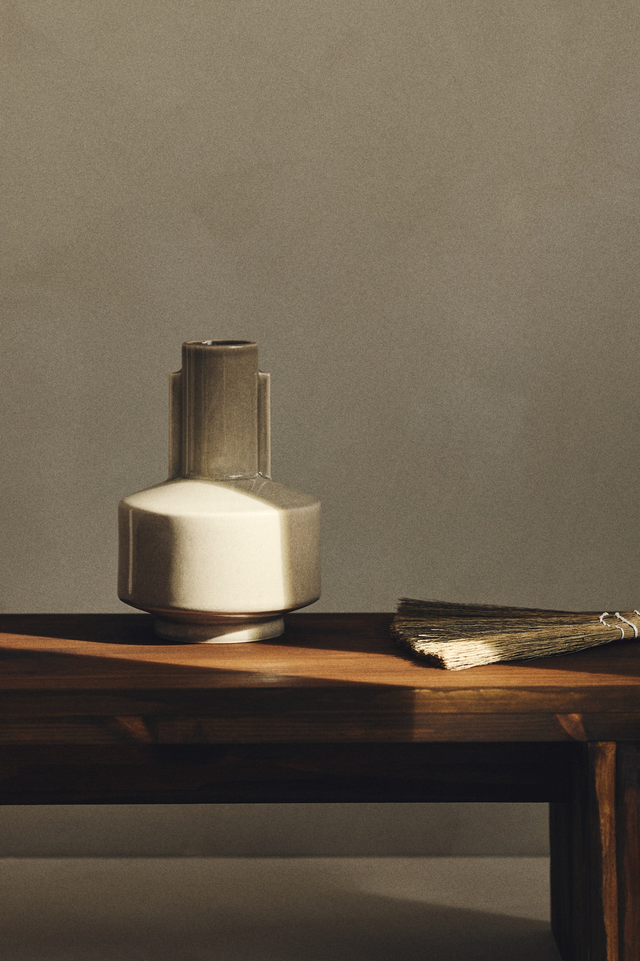 이미지 확대 보기: 리액티브 글레이즈 스톤웨어 화병 - 카키 베이지 - Home All | H&M KR 1