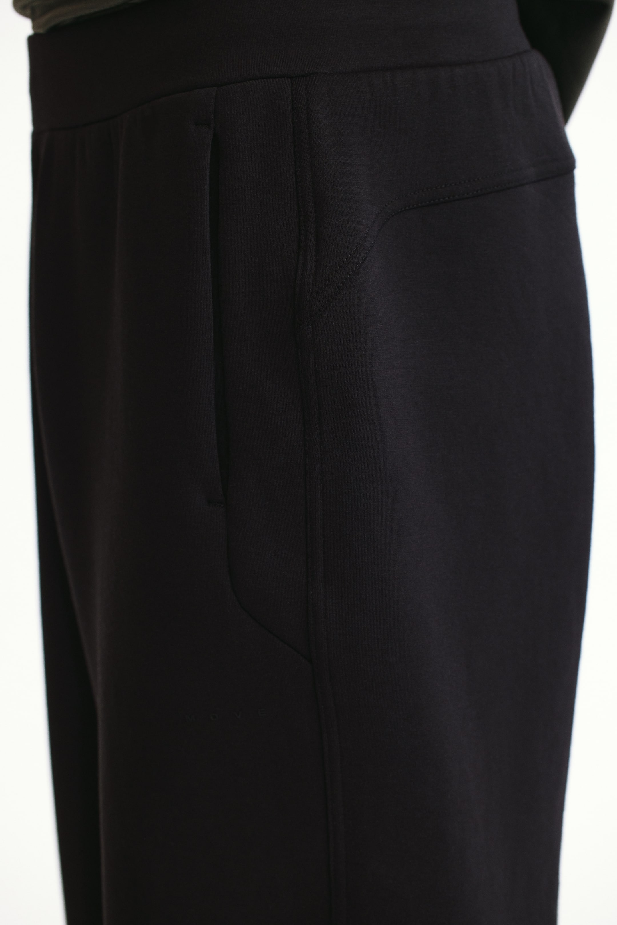 Loose-Fit Sports Joggers with DryMove™