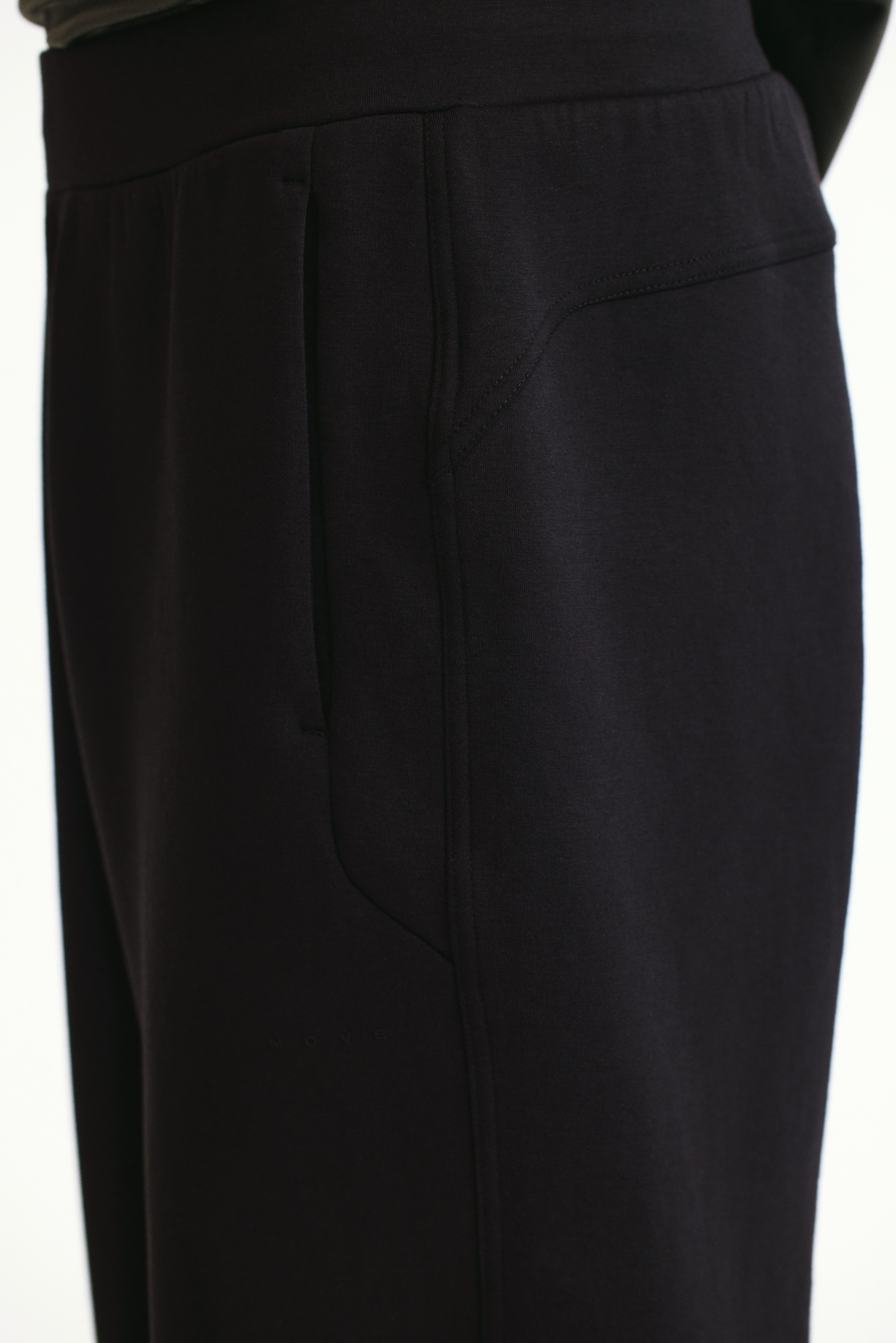 Loose-Fit Sports Joggers with DryMove™