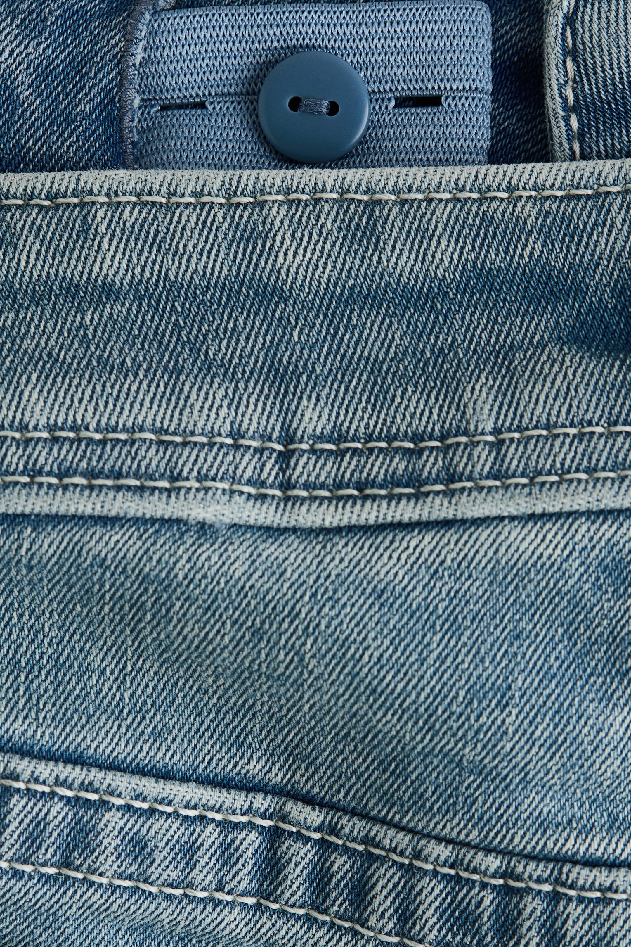 Jean évasé taille basse à motifs brodés