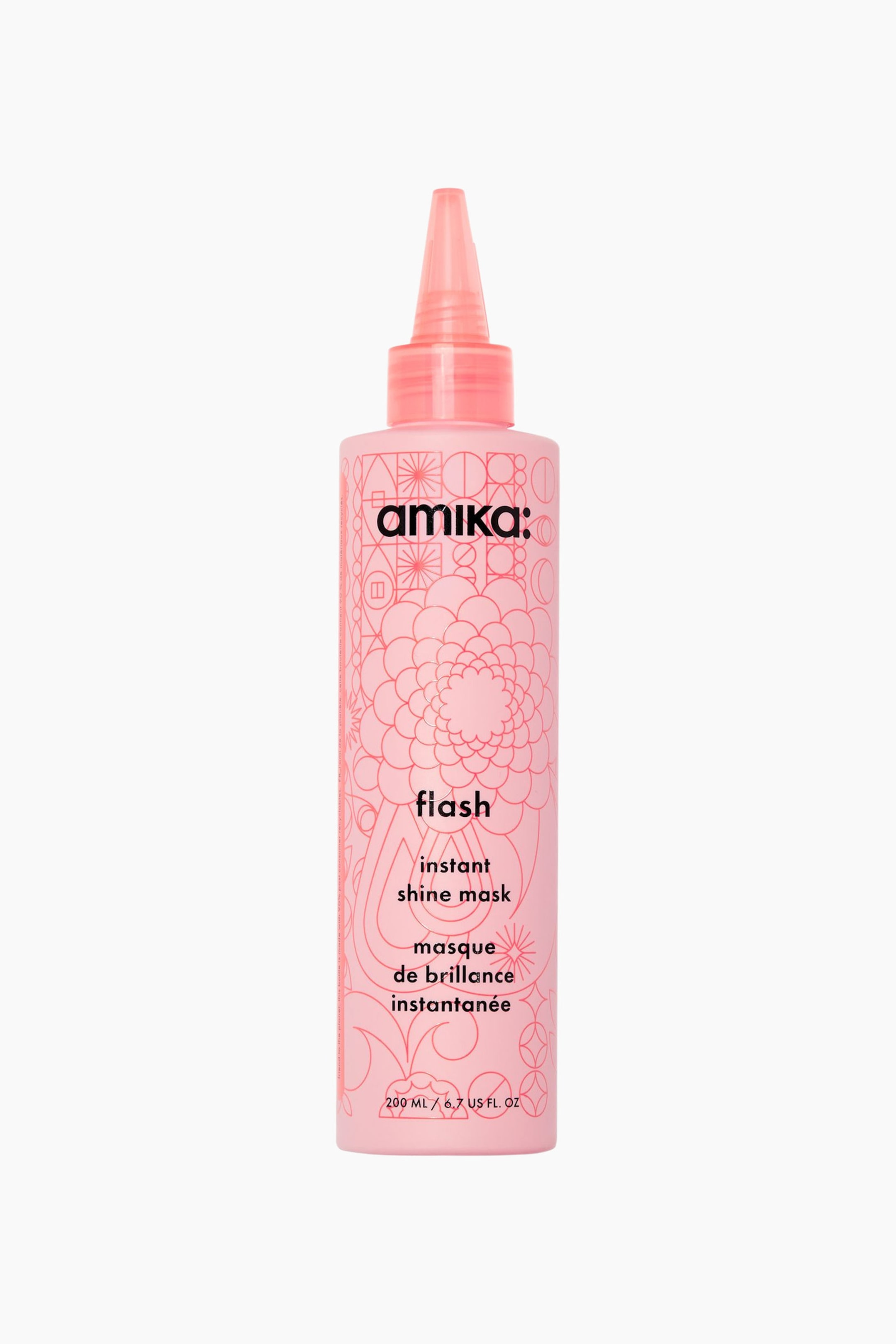 Visa större bild: En cylindrisk rosa flaska med Amika Flash Instant Shine Mask står upprätt och visar upp ett halvtransparent, spetsigt rosa appliceringsmunstycke. Flaskan är dekorerad med intrikata, ton-i-ton-rosa linjeteckningar med blommiga och geometriska mönster, samt svart text som visar varumärket och produktnamnet.