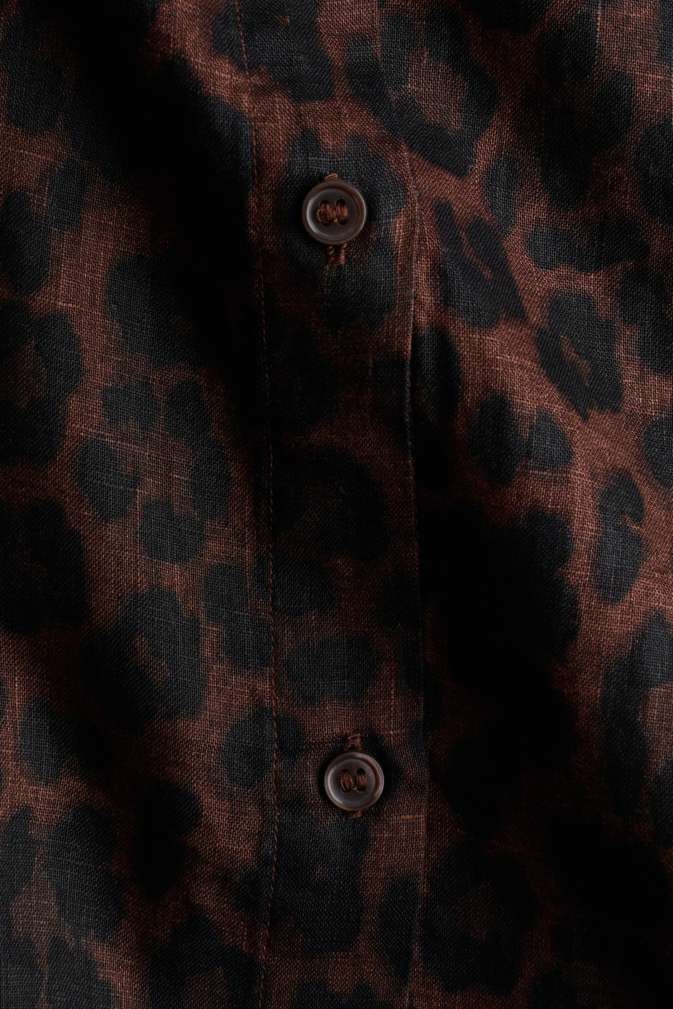 Visualizza immagine più grande: Camicia da mare in lino - Marrone scuro/leopardato - DONNA | H&M IT 2