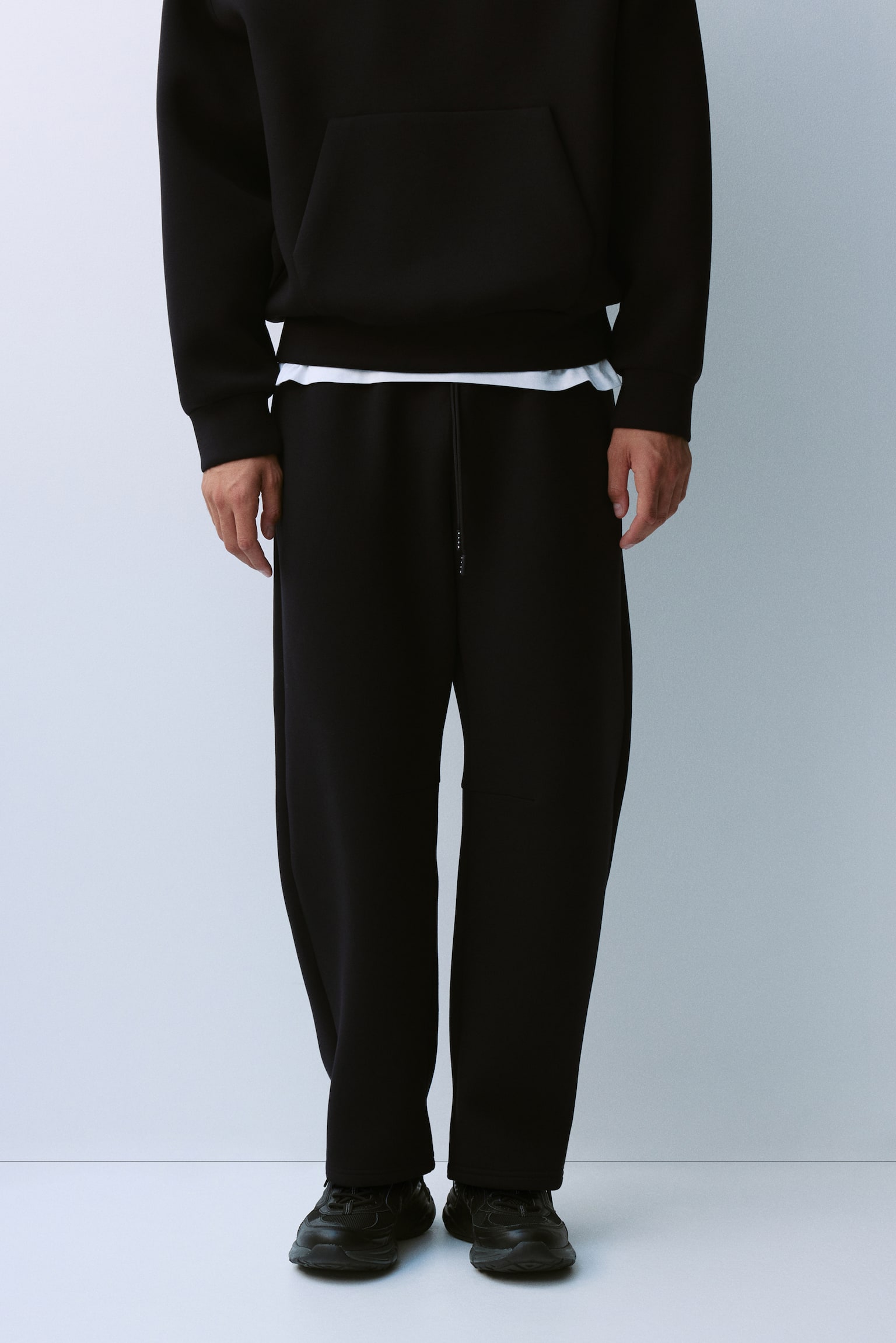 Мужские брюки H&M Move Loose-Fit Barrel-Leg Sports Joggers with DryMove™, цвет: Чёрный — фото 4