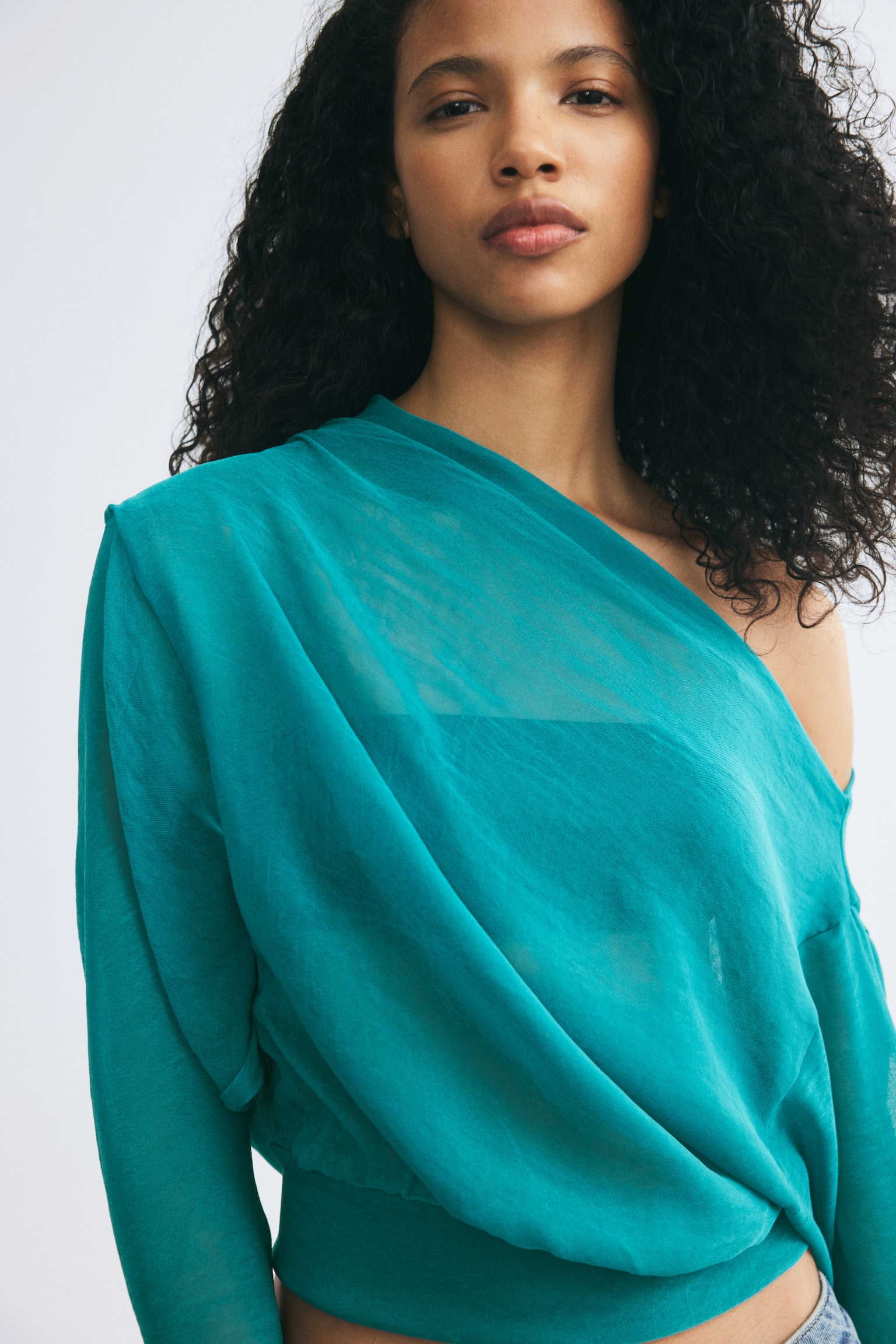 Женский топ H&M Loose-Fit One-Shoulder Top, цвет: Бирюзовый — фото 2