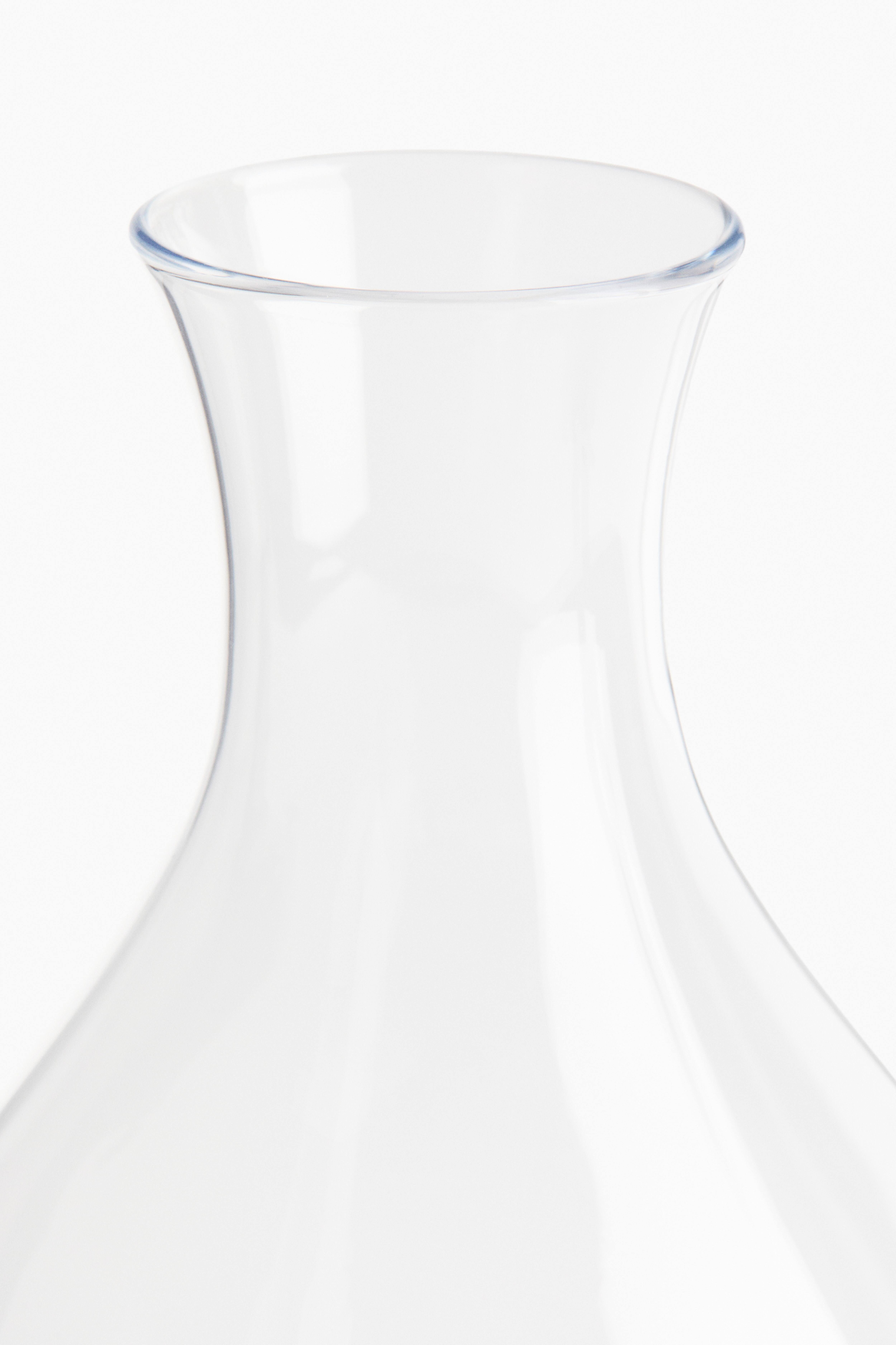Carafe à vin sur pied