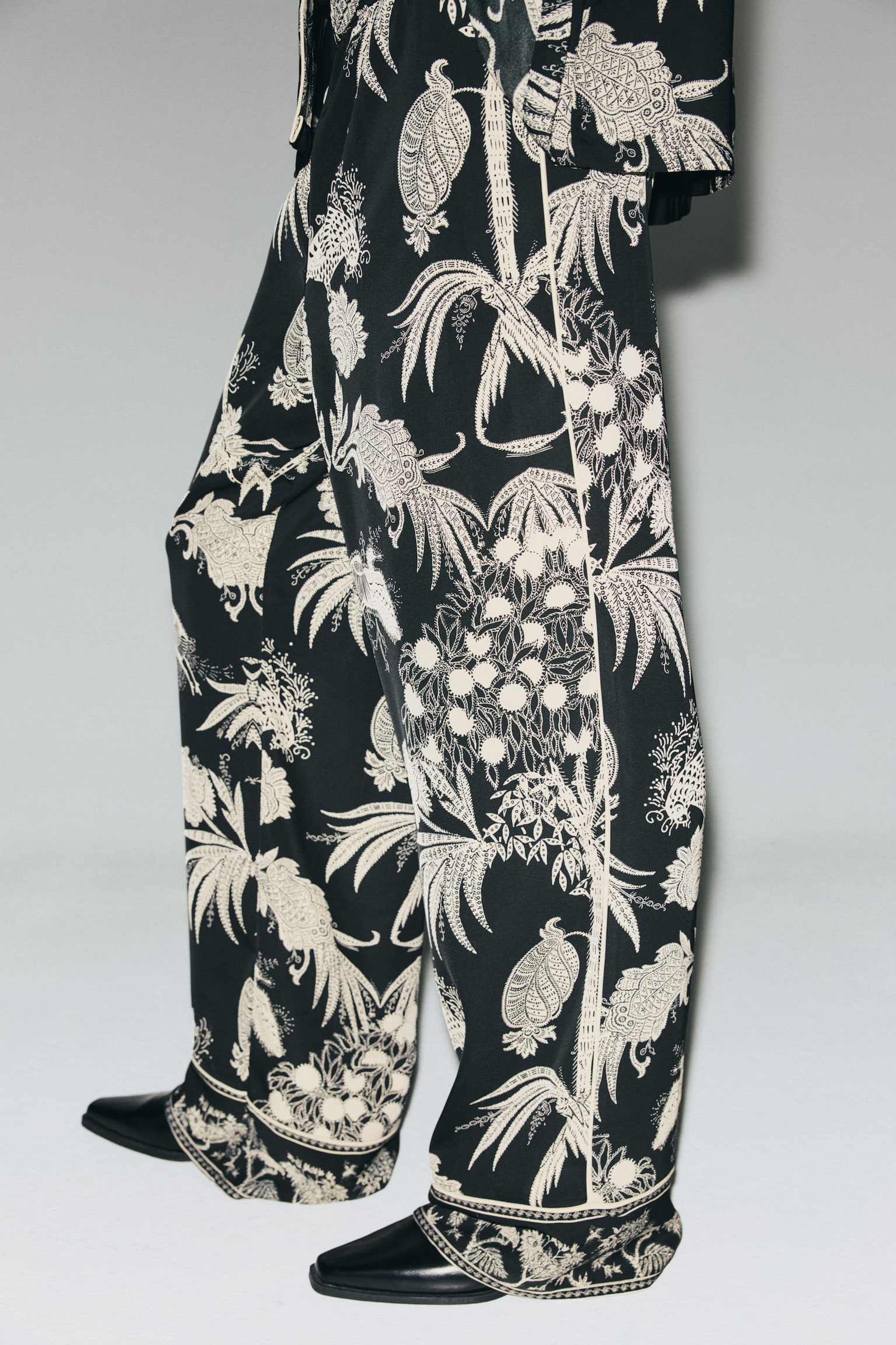 Printed pull-on trousers - Black/Patterned - 3