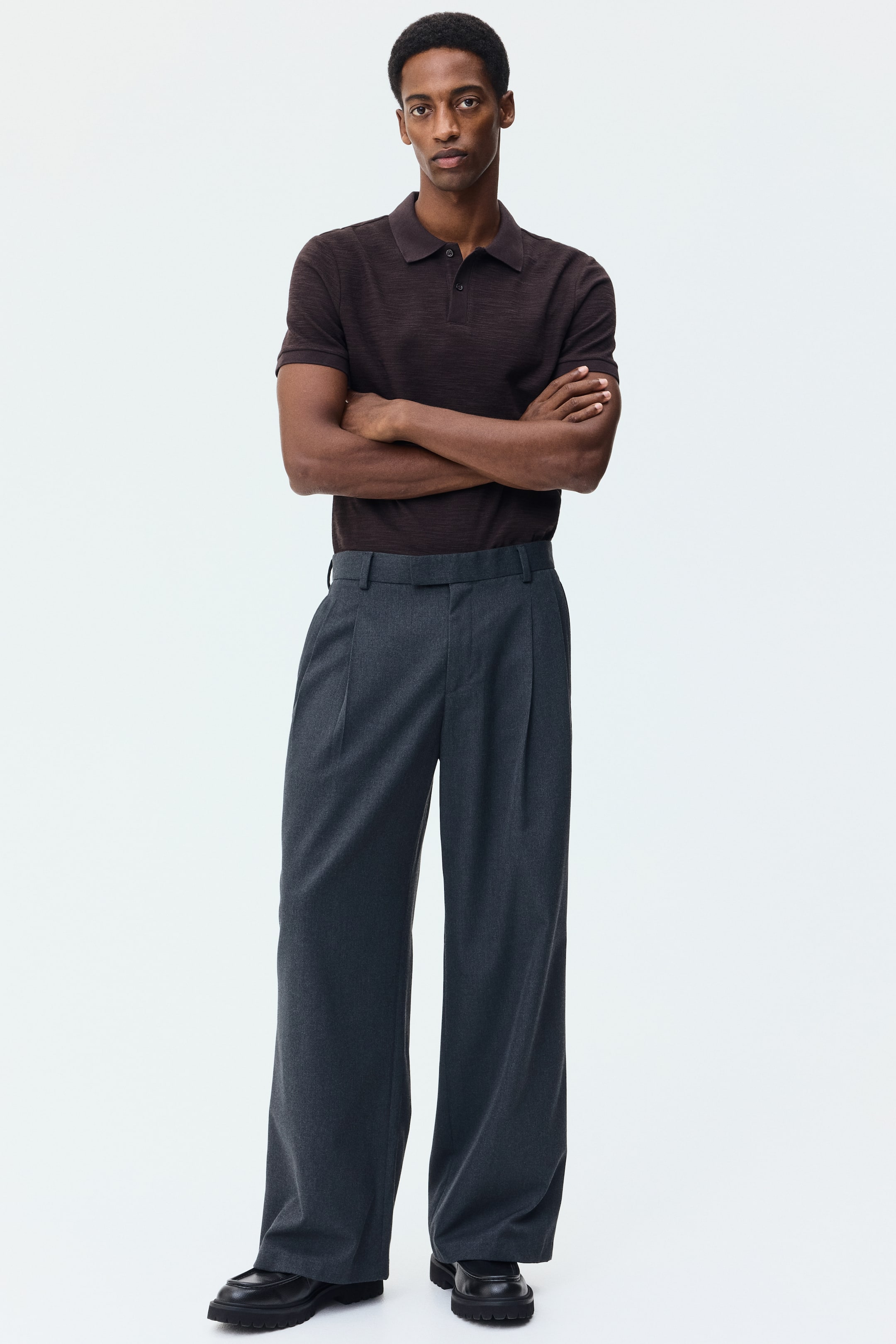 הצגת תמונה גדולה יותר: חולצת פולו מסריג ז'קארד Slim Fit - חום כהה - Men | H&M IL 2