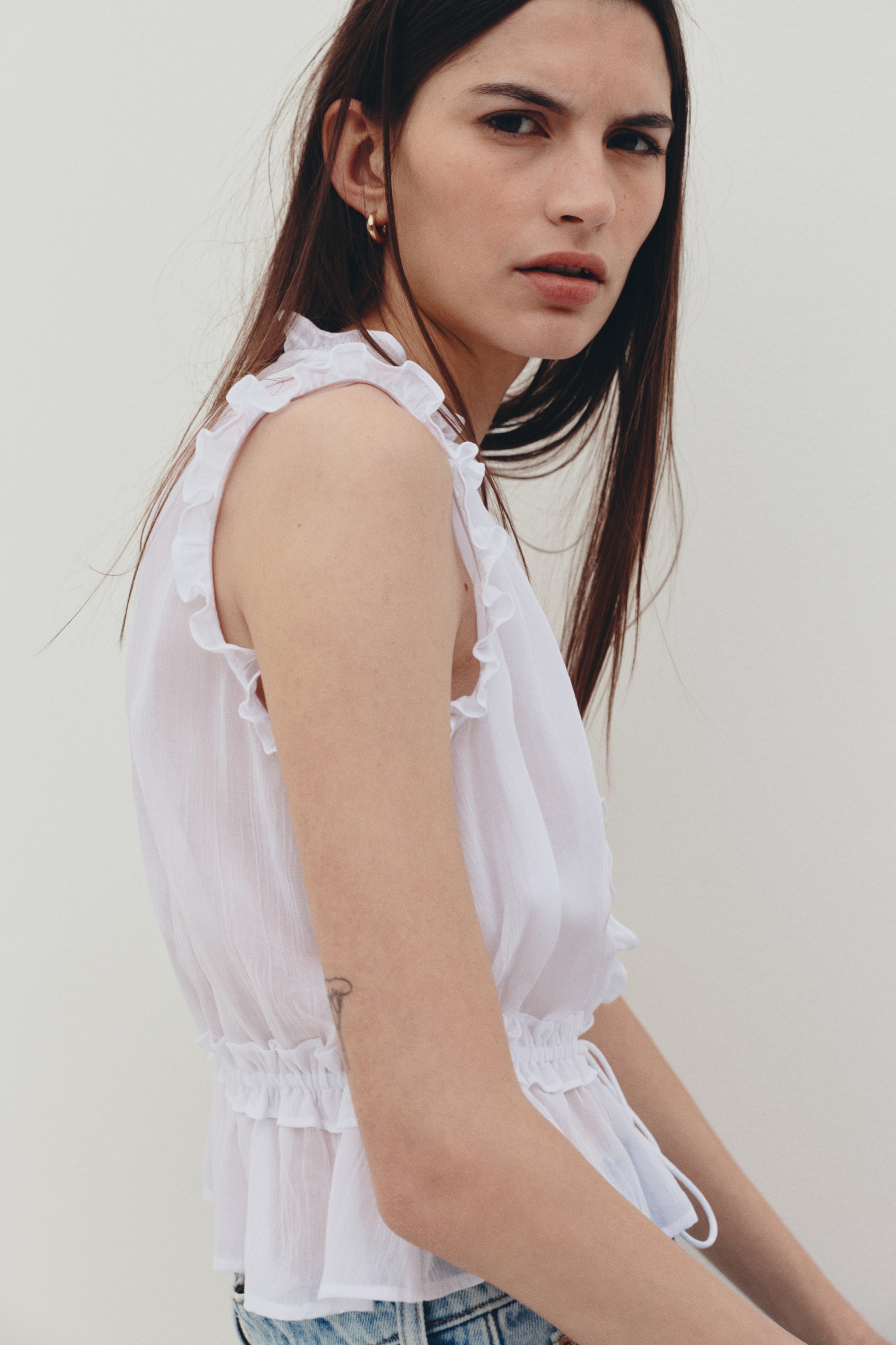 Женские топы H&M Ruffle-Trimmed Lyocell Top — фото 6