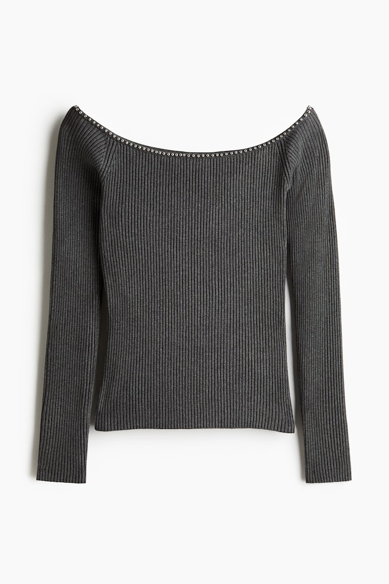 Bluza otkrivenih ramena s ukrasnim perlicama