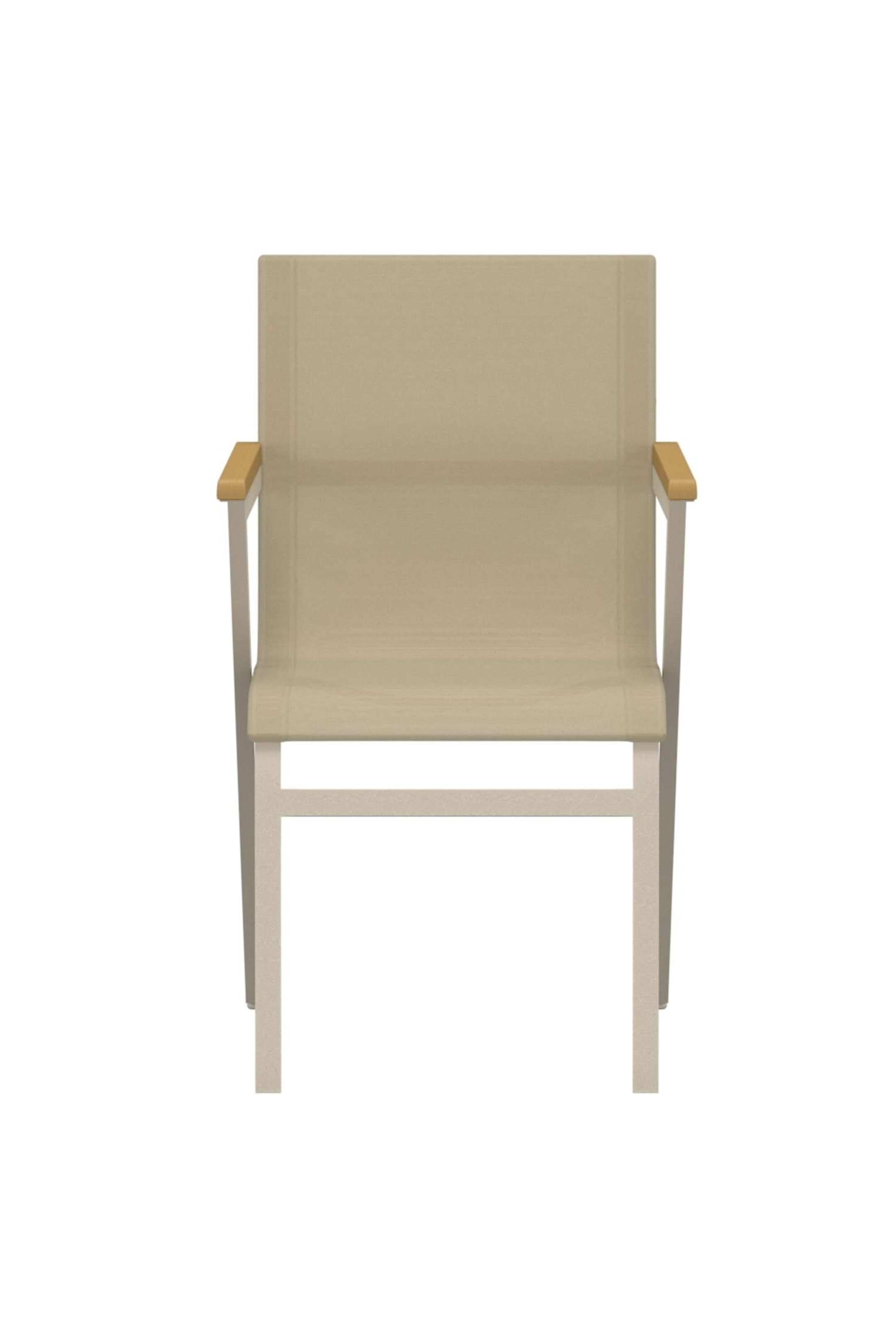 Se større billede: En stol vender fremad og viser en lys beige metalramme. Et stramt, beige stof danner sædet og ryglænet, og lyse træfarvede hætter topper armlænene.