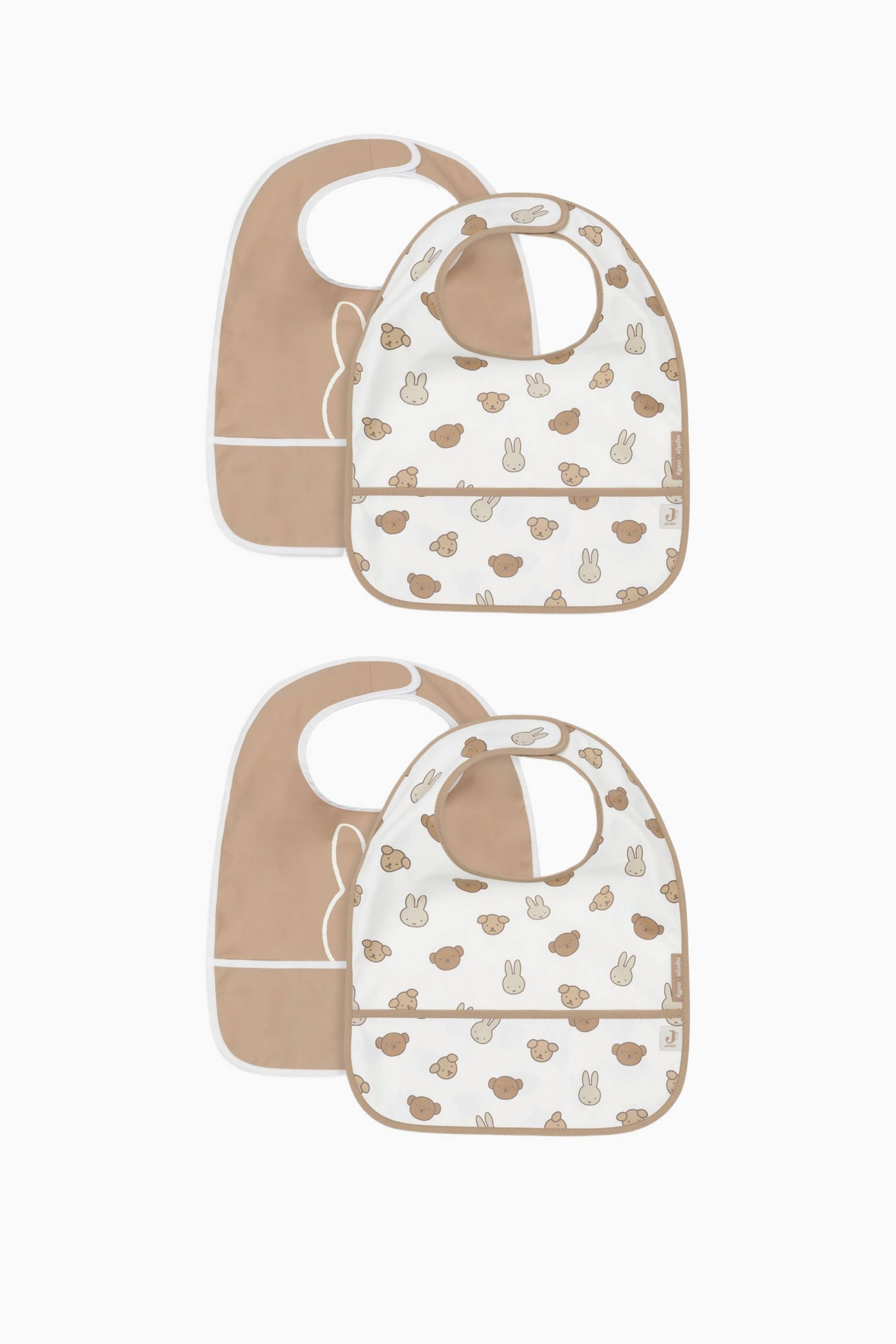 Größeres Bild anzeigen: Zwei Sets von Baby-Lätzchen werden gezeigt, jedes Set enthält ein einfarbiges hellbraunes Lätzchen mit weißem Rand und ein weißes Musterlätzchen. Die gemusterten Lätzchen zeigen ein sich wiederholendes Design von hellbraunen Hasengesichtern und dunkelbraunen Bärengesichtern und sind mit einer unteren Auffangtasche mit hellbraunem Rand versehen.