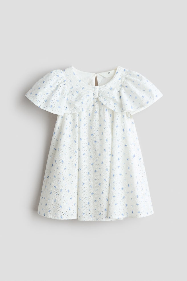 Kleid mit Broderie Anglaise - Weiß/Blau geblümt - 1