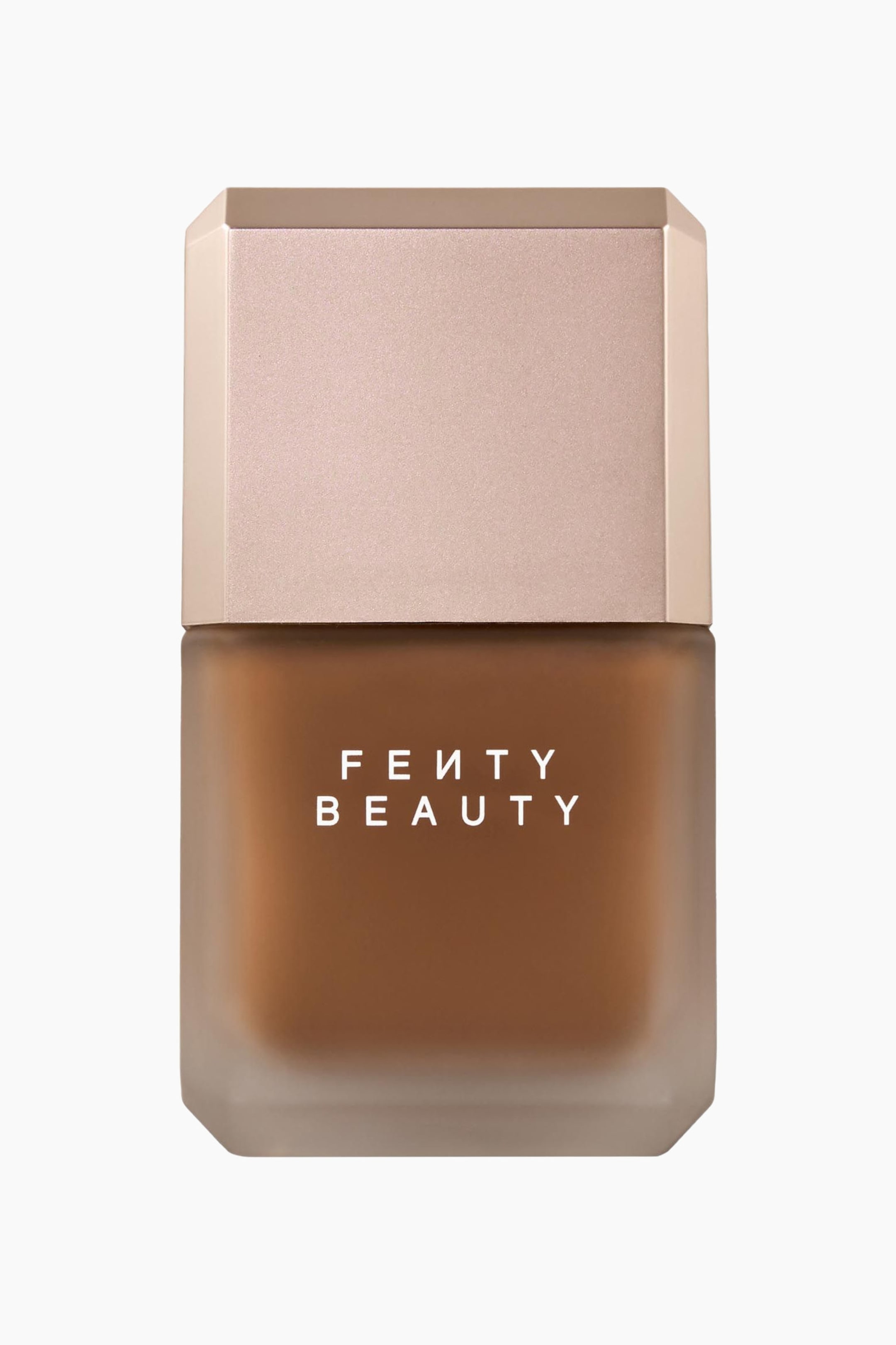 Visa större bild: Pro Filt'r Fluid Flex Matte Longwear Foundation står framifrån och visar upp sin frostade glasflaska med en ljusrosa, åttakantig kork. Flaskan innehåller en djupbrun flytande foundation och visar den vita logotypen "FENTY BEAUTY" tryckt på framsidan.