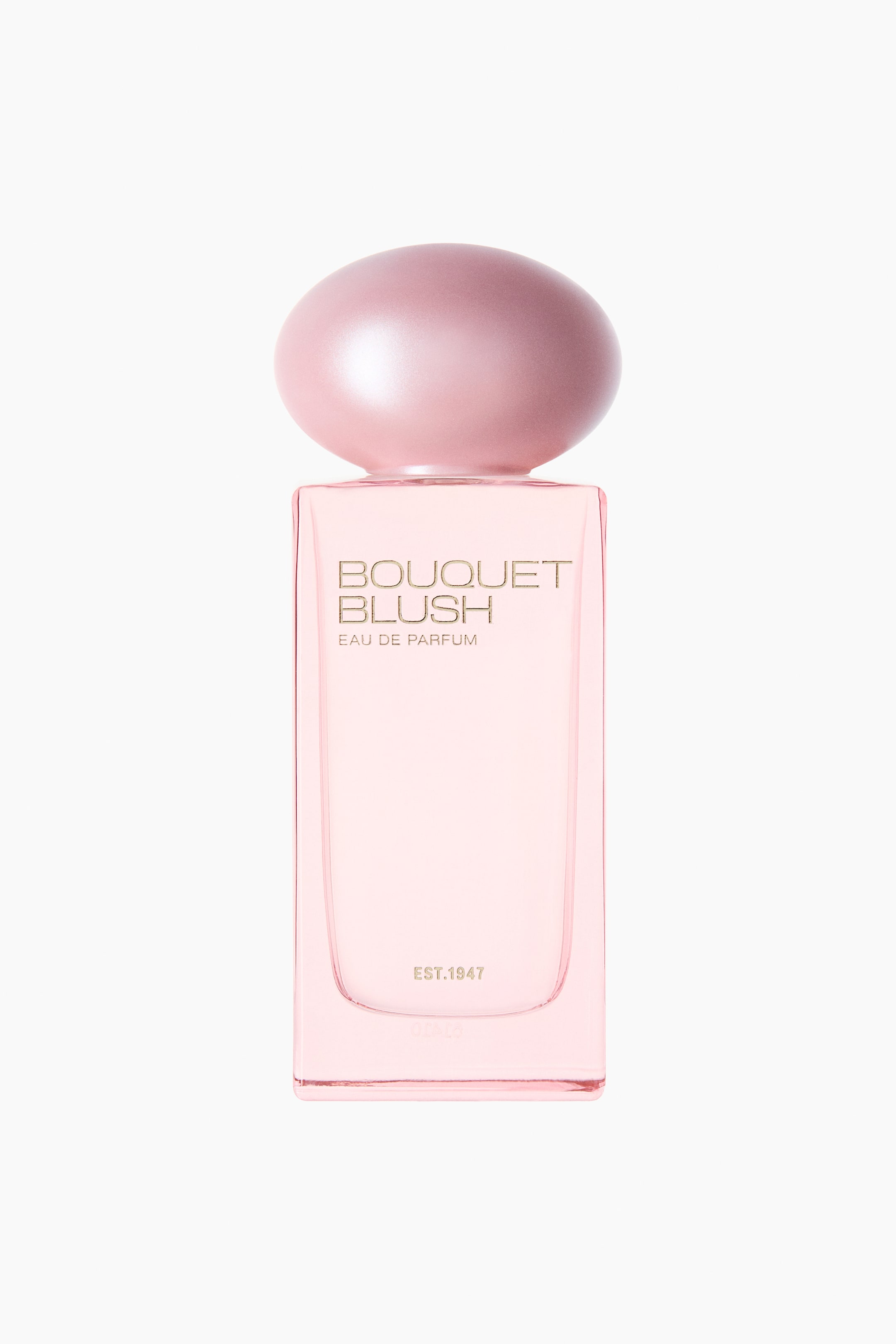 Vezi imaginea mai mare: Bouquet Blush EdP prezintă un flacon dreptunghiular din sticlă roz, cu un capac roz perlat, oval. Pe partea frontală este vizibilă inscripția aurie, care menționează „BOUQUET BLUSH”, „EAU DE PARFUM” și „EST. 1947.”