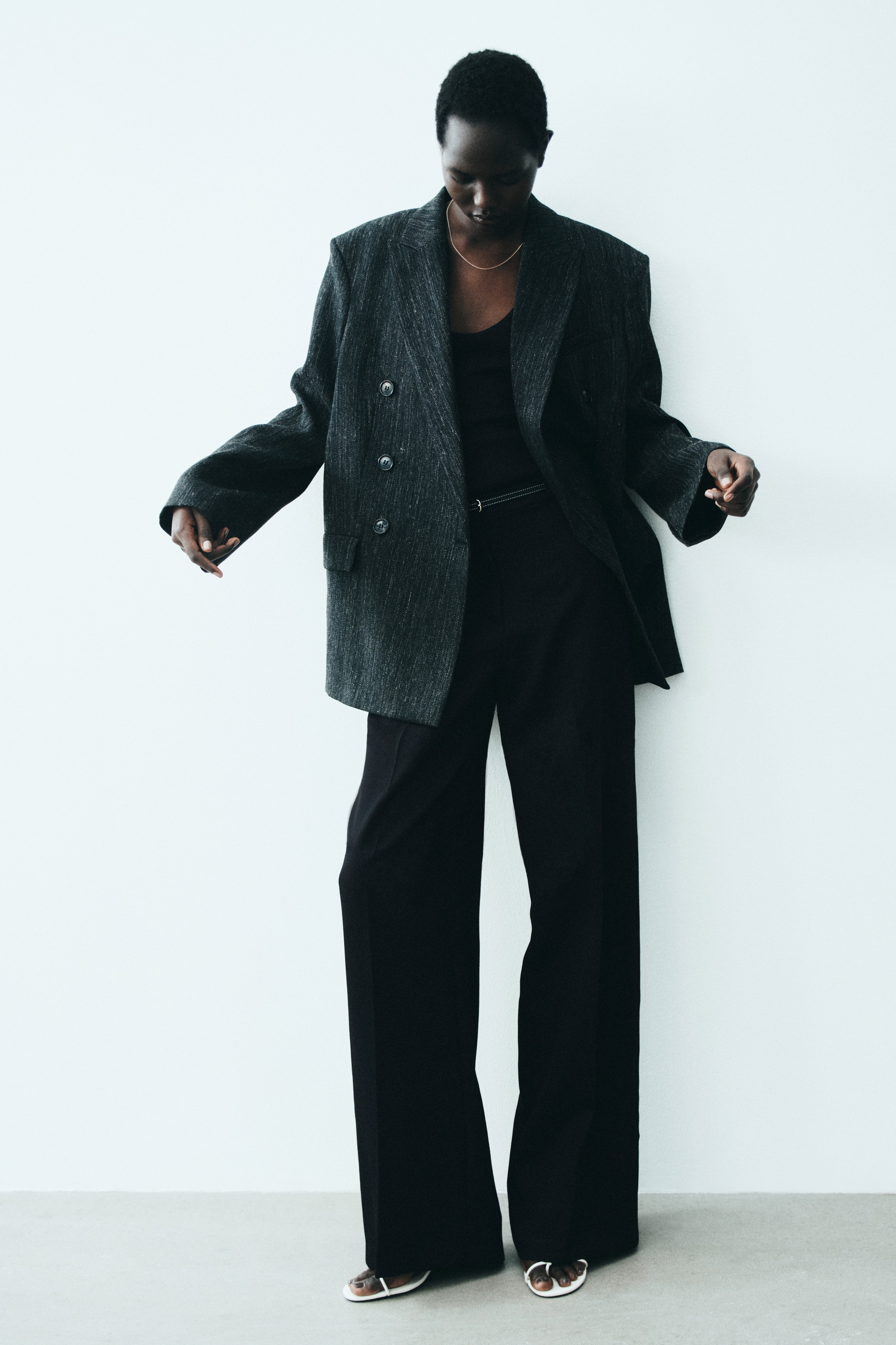 Široke pantalone elegantnog kroja - Crna