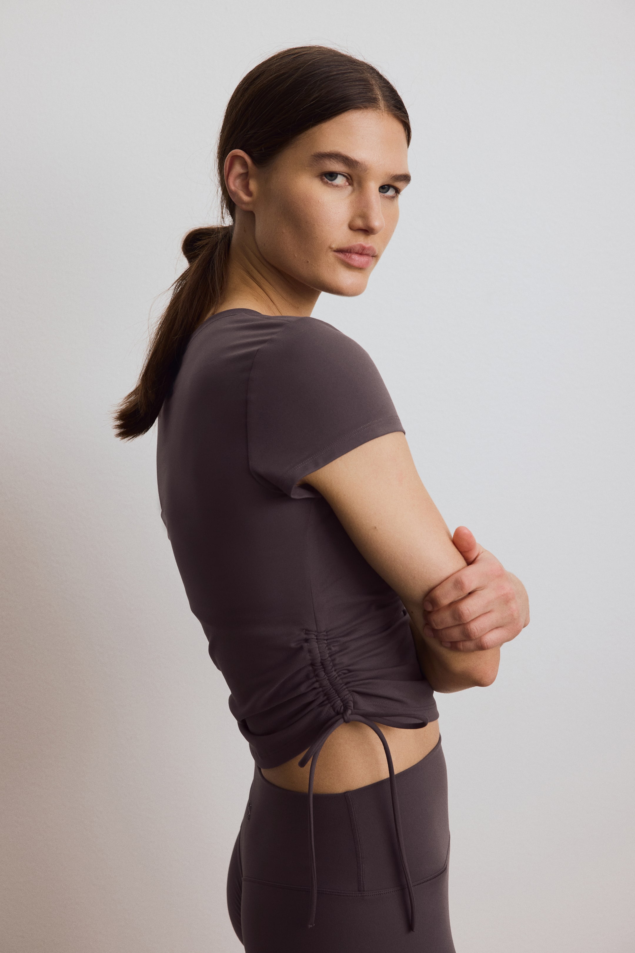 Grotere afbeelding bekijken: Sporttop met SoftMove™ - Truffelgrijs - DAMES | H&M BE 3