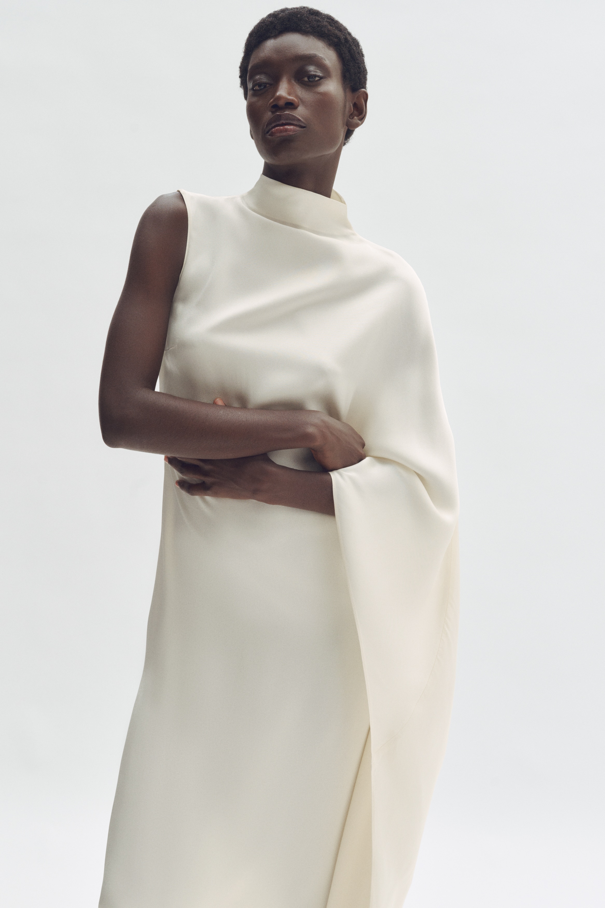 Vestido capa en satínModelo