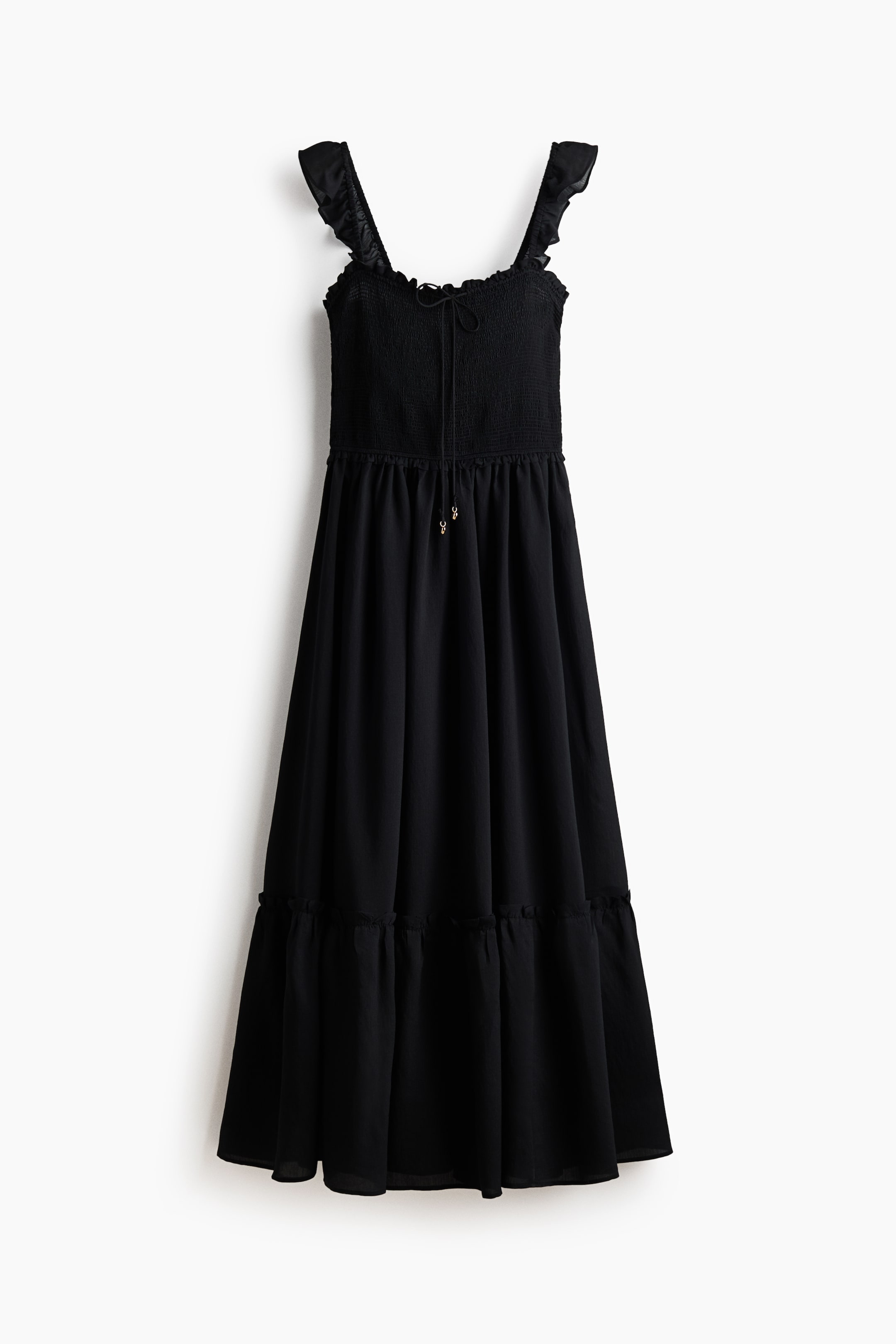 Größeres Bild ansehen: Das schwarze, wadenlange Kleid aus einem Viskose-Mischgewebe präsentiert sich vorne mit elastischen, rüschenbesetzten Trägern und einem gerade geschnittenen Oberteil. Ein gesmoktes, mit Rüschen verziertes Oberteil zeigt eine Spaghettischnur mit goldfarbenen Akzenten, die in eine geraffte Taillennaht und einen ausgestellten Rock mit einer gerafften, rüschenbesetzten Stufe über dem Saum übergeht.