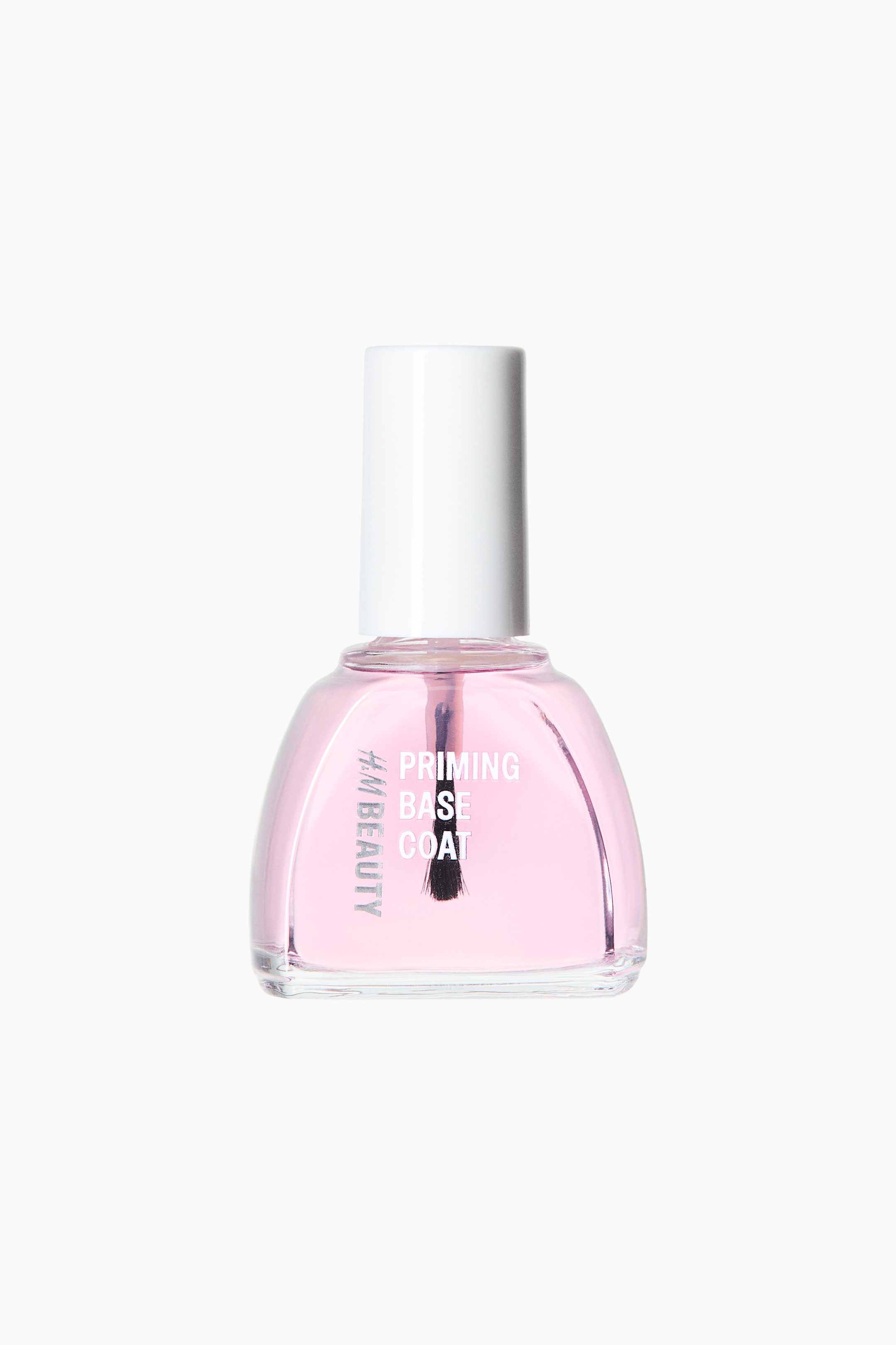 Grösseres Bild ansehen: Die H&M Beauty Priming Base Coat Flasche präsentiert sich als klarer Glasbehälter, der nach VORNE zeigt. Auf der linken Seite ist der Text 'H&M BEAUTY' vertikal angebracht, während 'PRIMING BASE COAT' zentral positioniert ist. Sie enthält eine blassrosa Flüssigkeit, und ein Applikatorpinsel ist im Inneren sichtbar, der sich vom weißen zylindrischen Verschluss erstreckt.