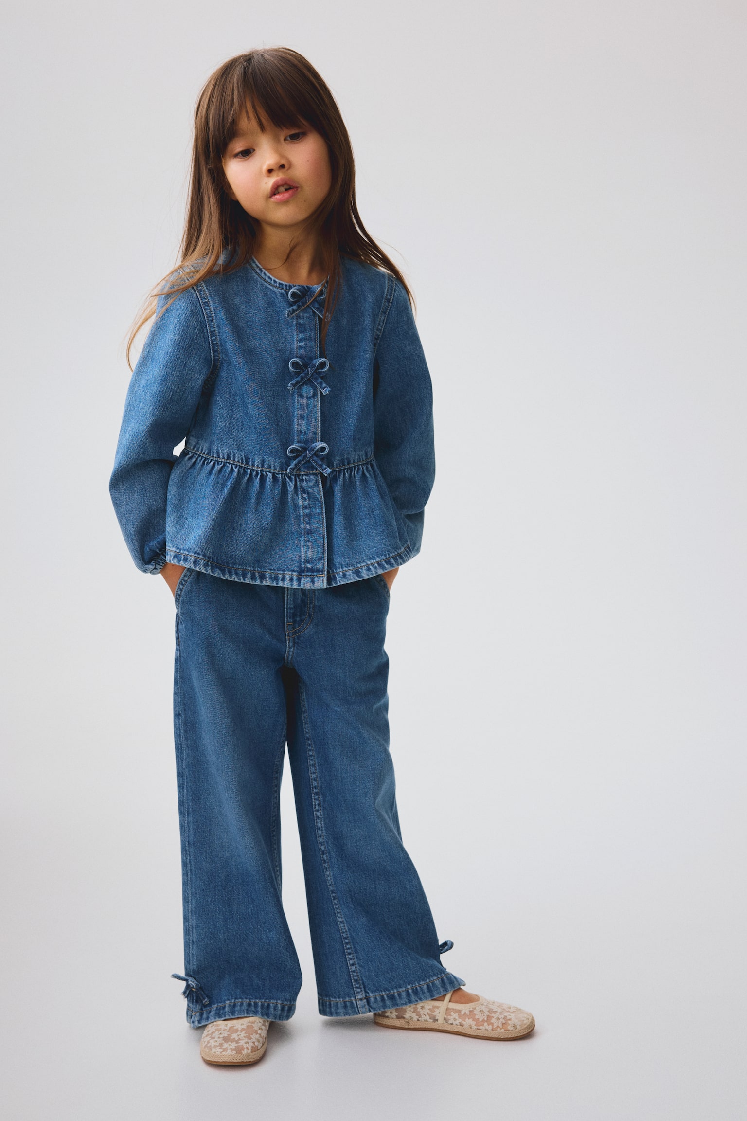 Детские комплекты H&M 2-Piece Bow-Detail Denim Set, цвет: Джинсовый синий — фото 4
