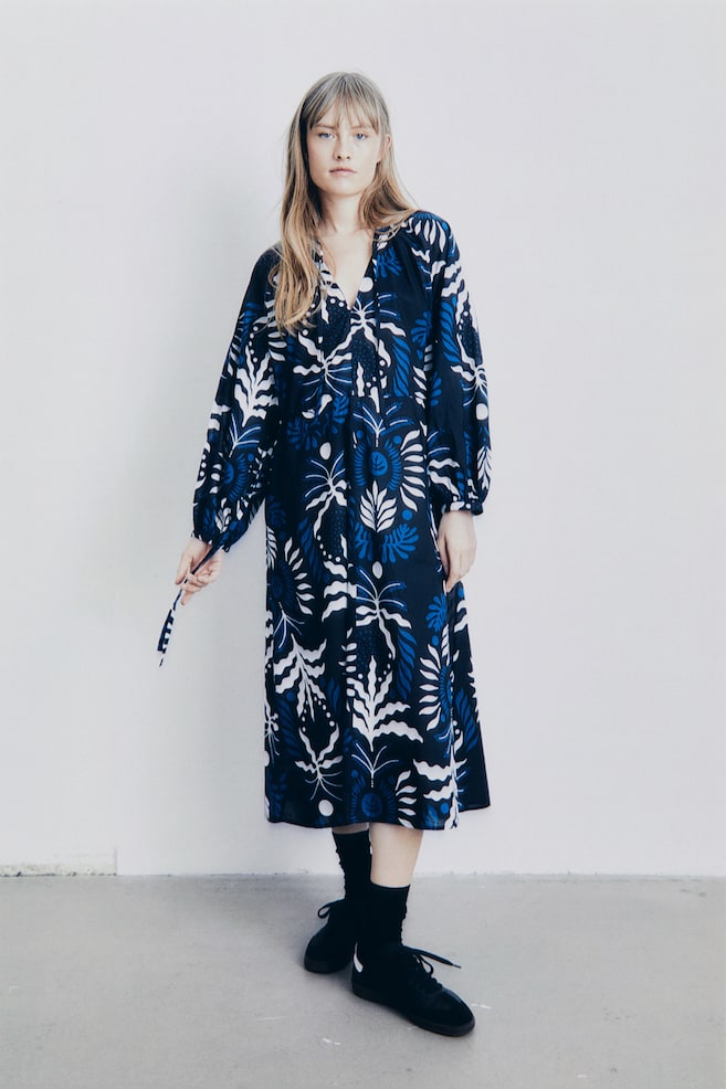 Robe en coton avec détail à nouer - Bleu marine/motif/Vert/palmiers/Noir/motif - 5