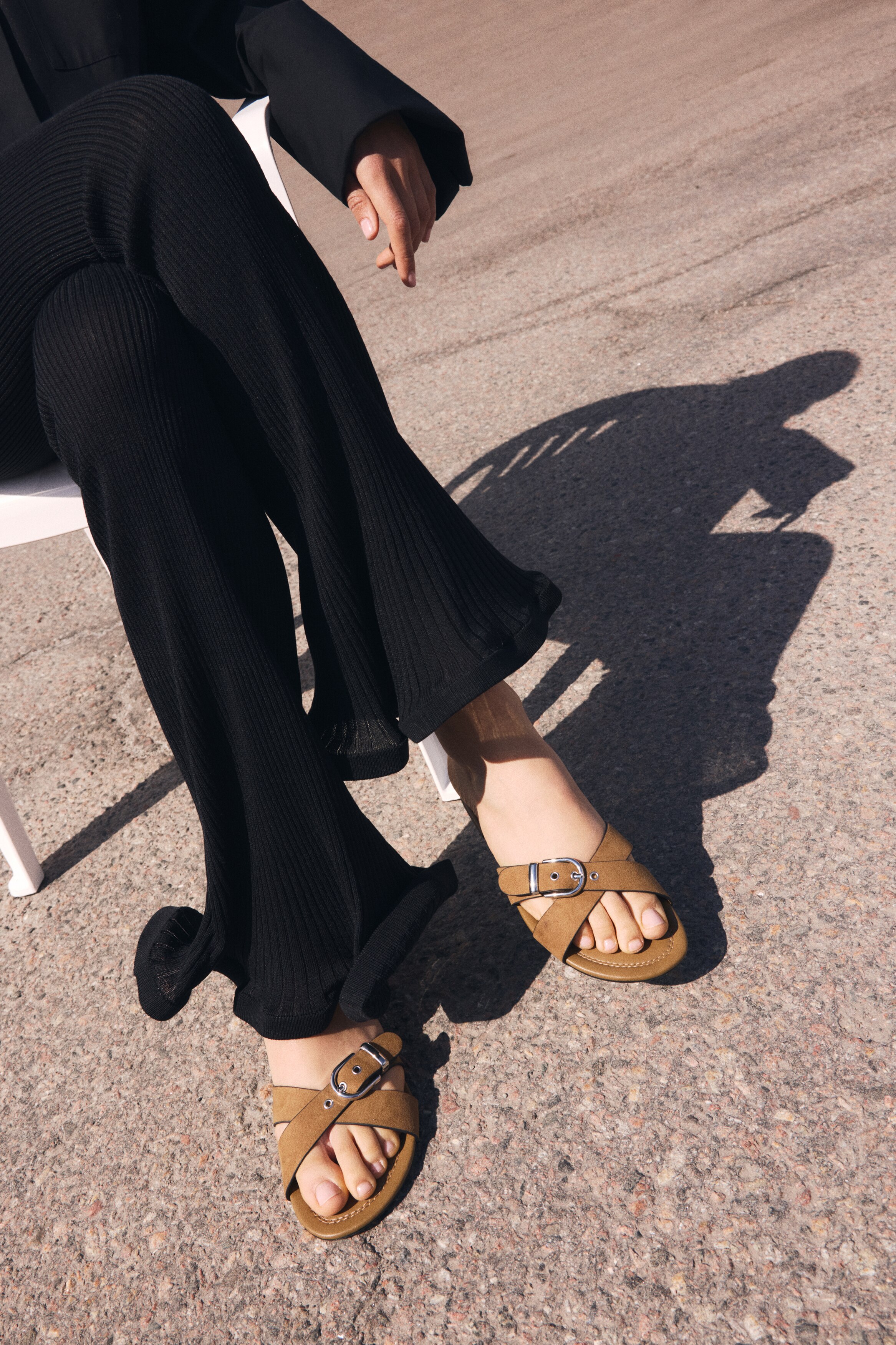 Crossover-strap sandals