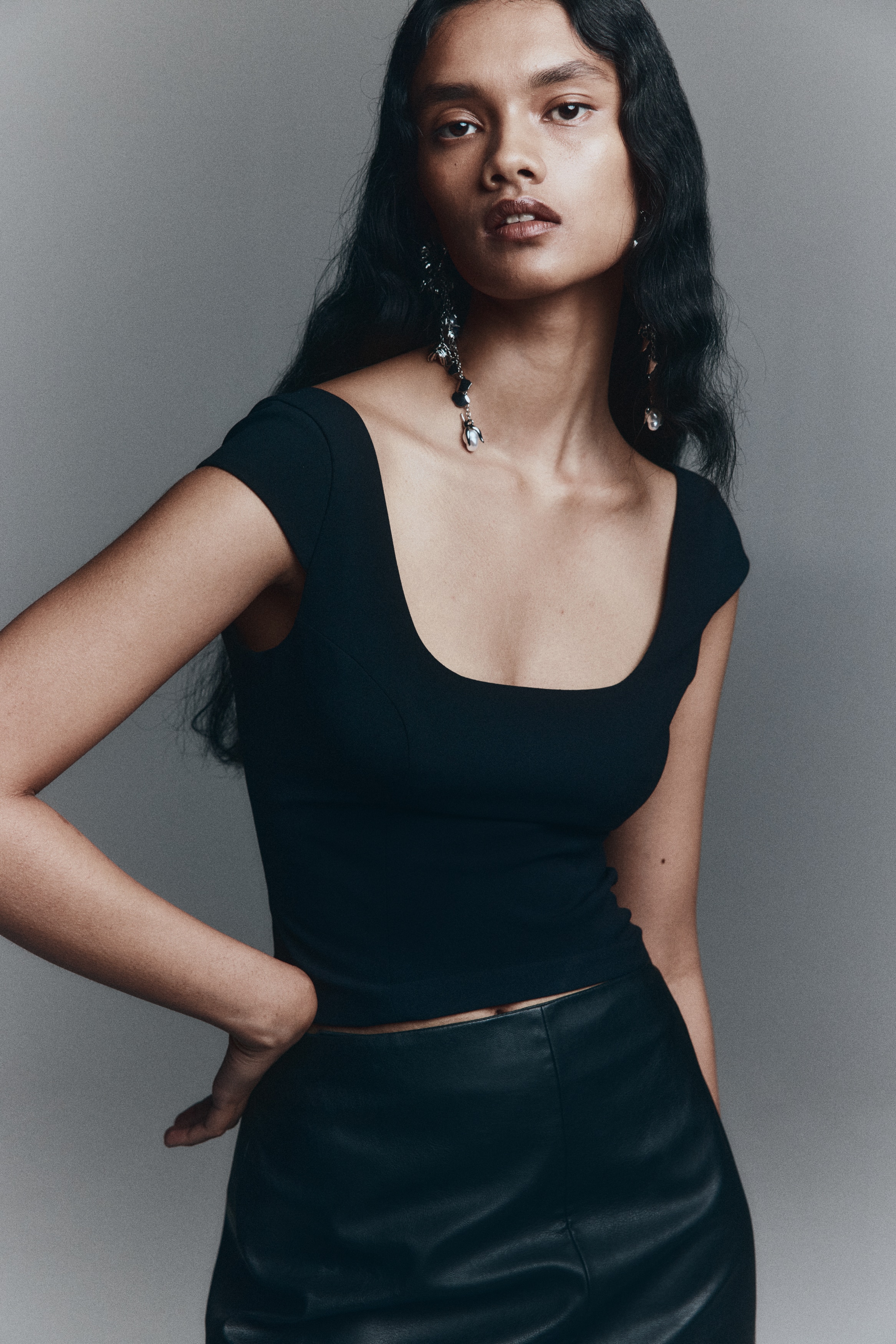 H & M - キャップスリーブトップス - ブラック