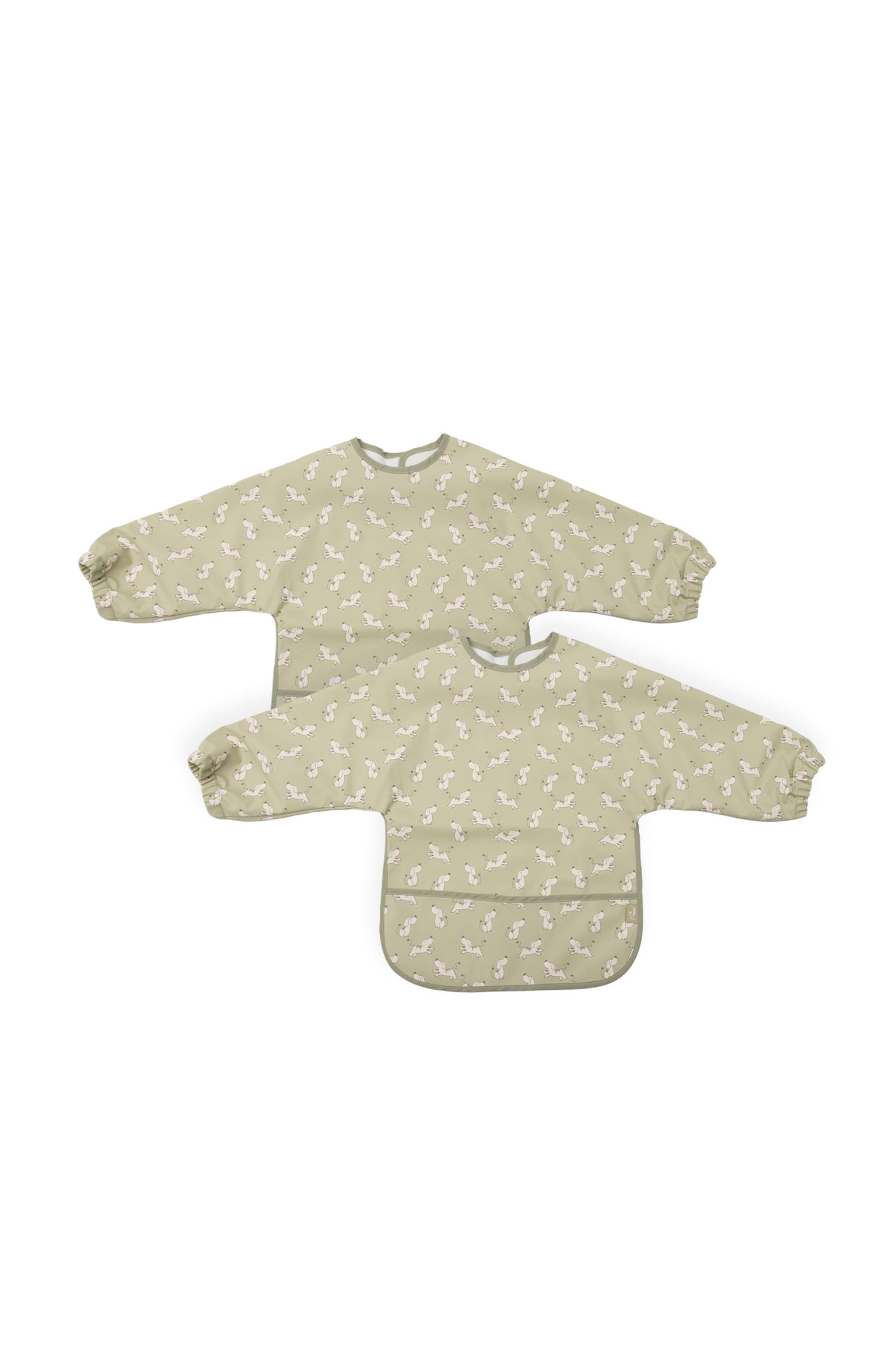 Twee slabbetjes met lange mouwen voor babyâs worden frontaal in een flat lay getoond, uitgevoerd in licht saliegroen stof met een all-over print van witte puppyâs. Elk slabbetje heeft lange mouwen met elastische manchetten en een ronde hals met contrasterende bies, waarbij het voorste slabbetje ook is voorzien van een opvangzakje aan de onderkant.