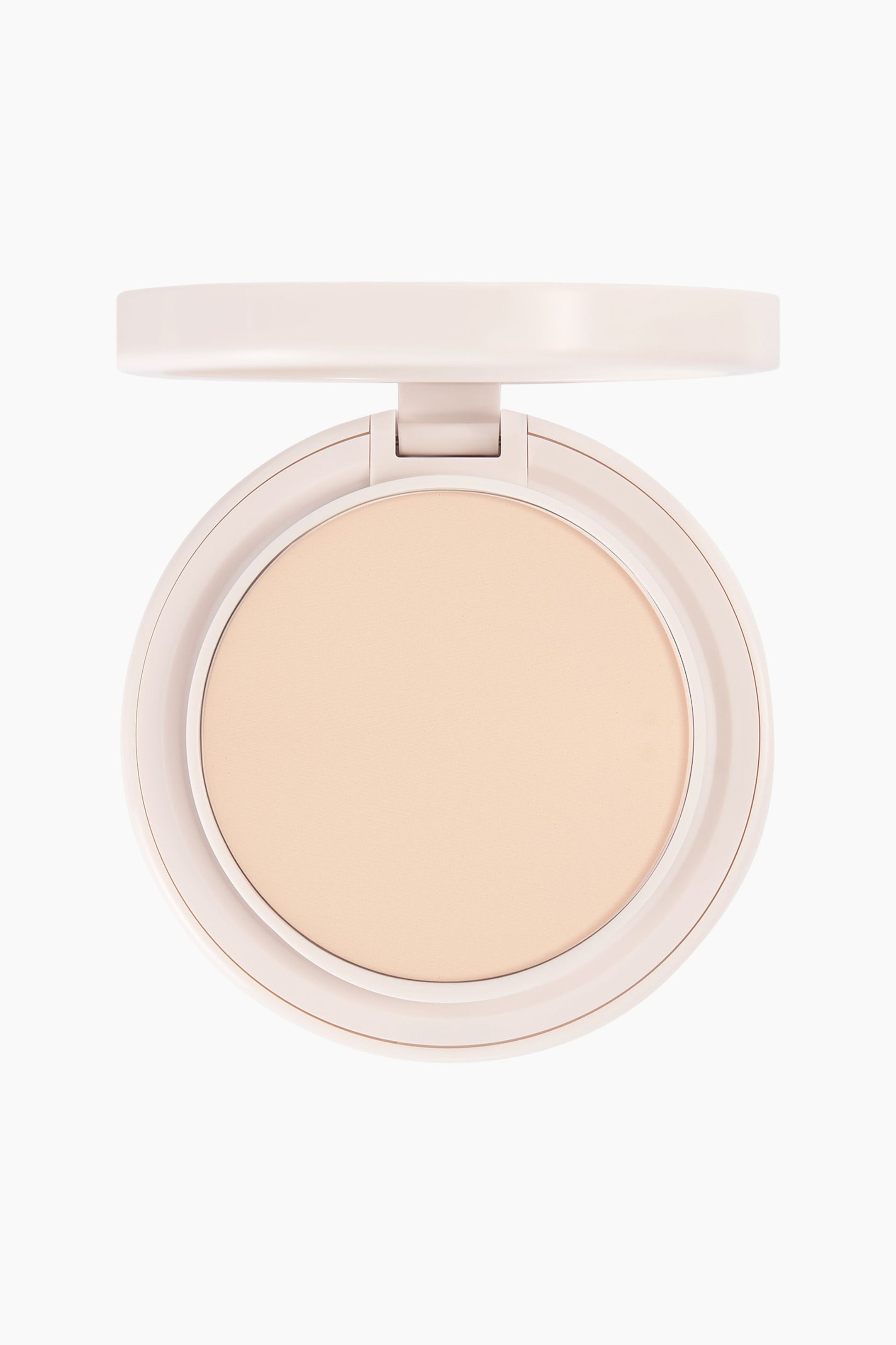 Se større billede: Natural Blur Powder Foundation vises i et cirkulært, lyserødt pudderdåse-etui set lige forfra med låget slået op. Den åbne pudderdåse fremviser et jævnt, lysebeige, presset pudder i den runde pan.