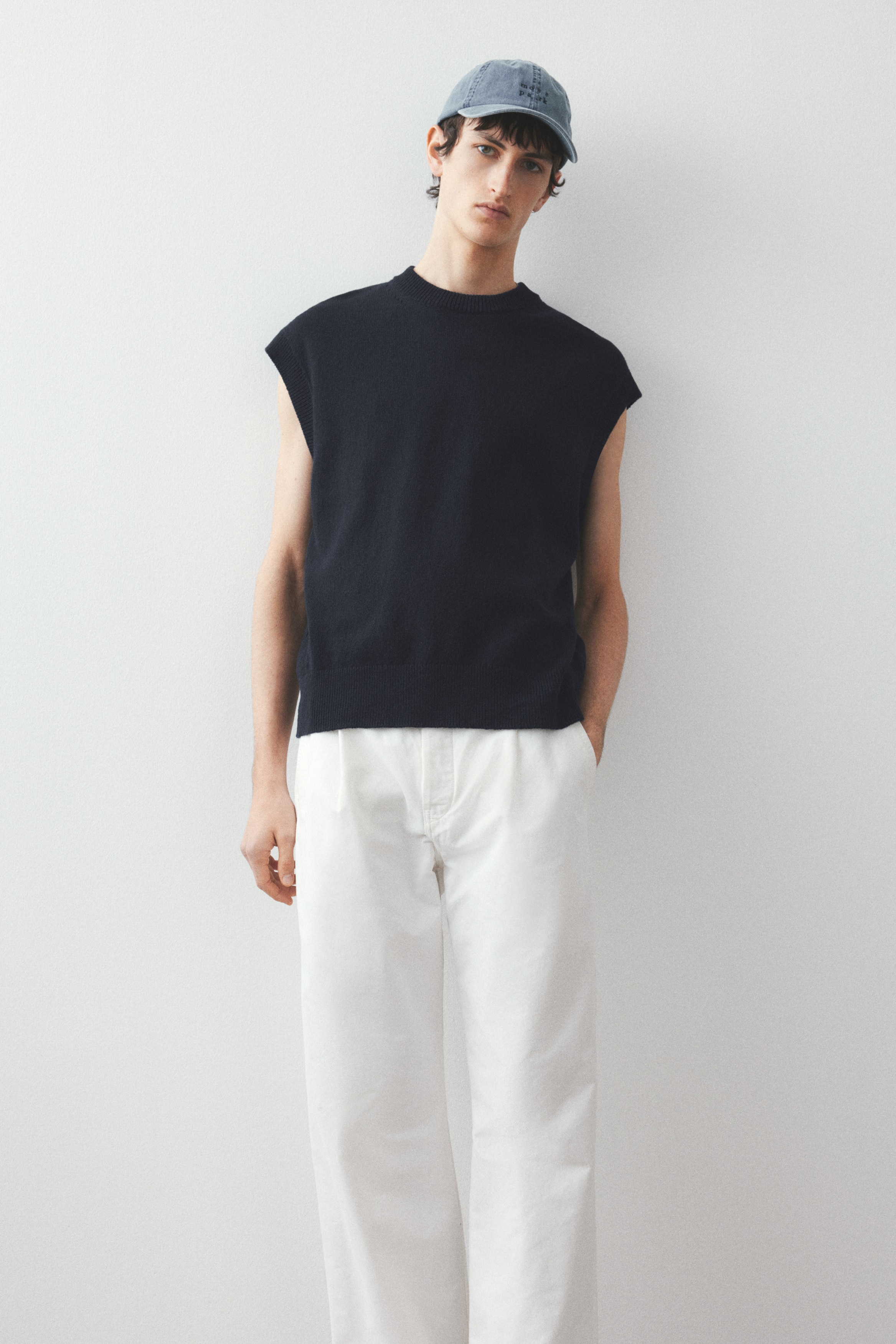 Вязаный жилет темно-синего цвета H-M 6990₽