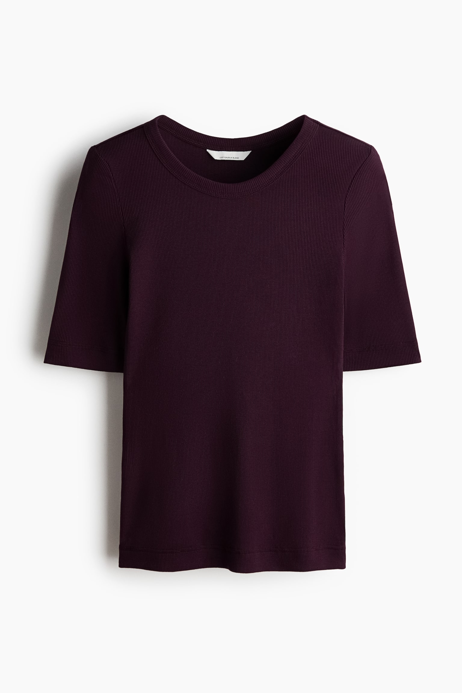 En mörk plommonfärgad åtsittande topp med ribbad jerseykänsla, rund halsringning, armbågslånga ärmar och rak nederkant. - 1