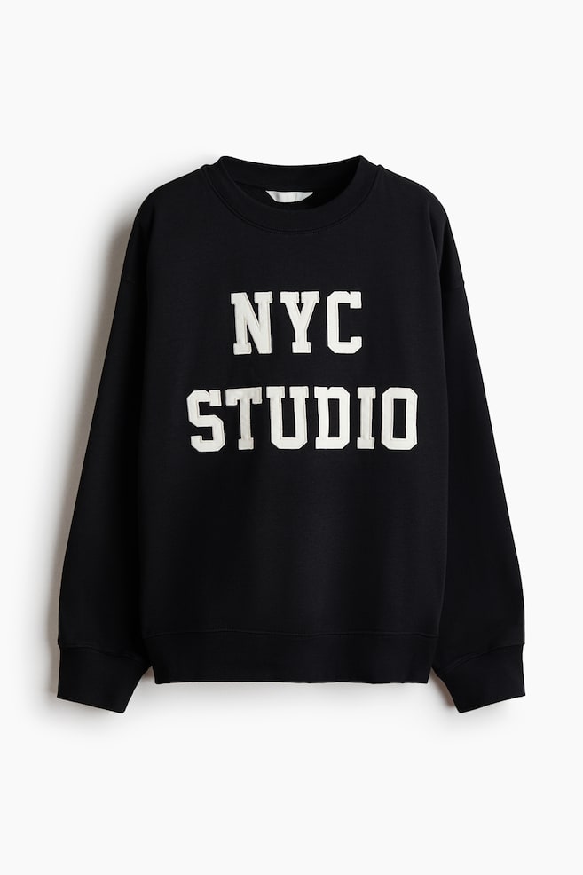 Chandail avec texte - Noir/NYC Studio/Rouge/New York/Bleu foncé/Le Marais Académie/Vert foncé/École de Sport/Marine/The Poetry Society/Gris clair chiné/Paris/Gris clair/Athletics/Noir/texte I Dream in French/Brun foncé/Atelier Fleur/Marine/Paris/Rose clair/Athlétisme Parisien/Turquoise clair/Art Collective/Rouge rouille/Paris/Crème/Le Club - 1