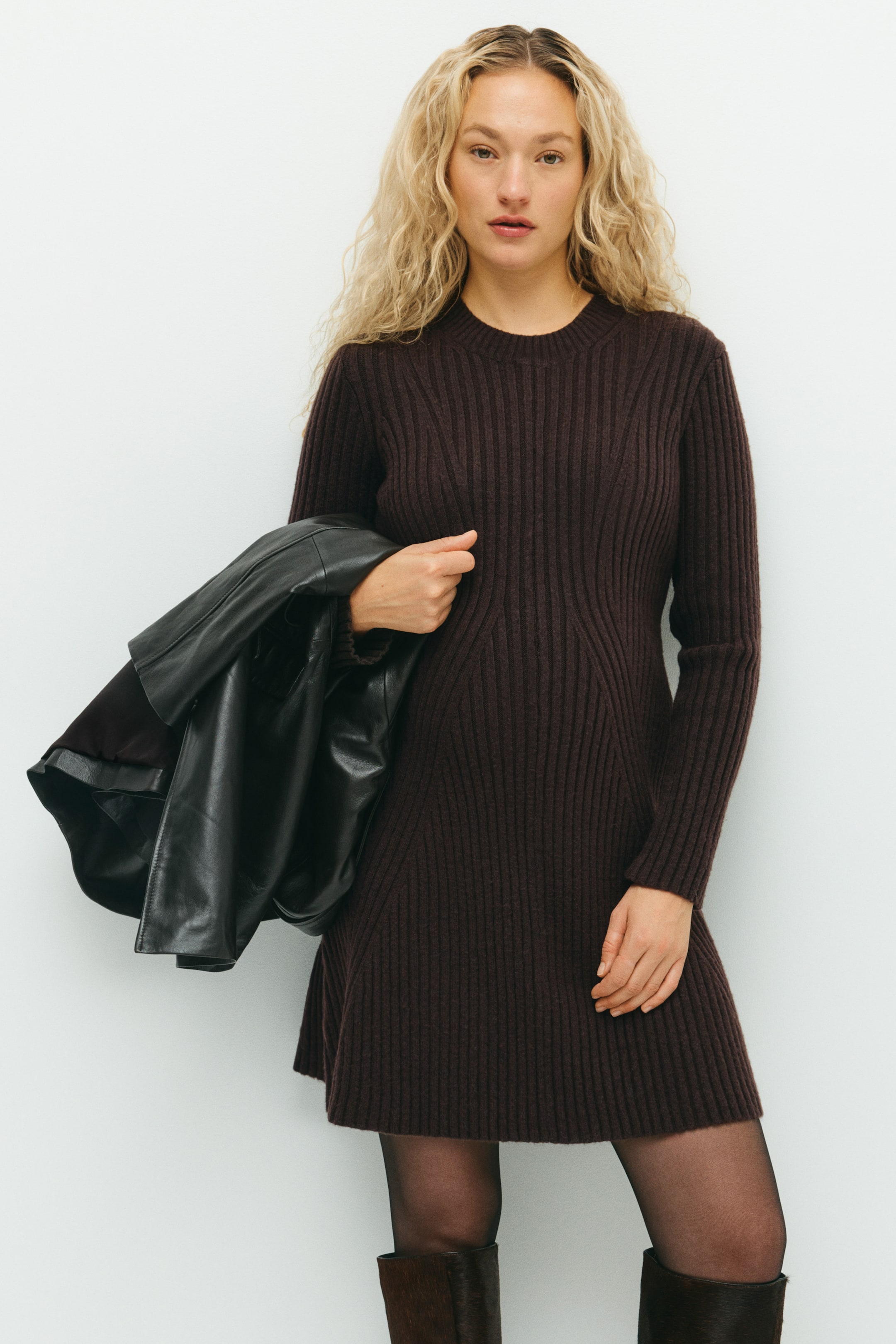 Prikaži veću sliku: MAMA Haljina od rebrastog pletiva - Tamnosmeđa - Ladies | H&M RS 2