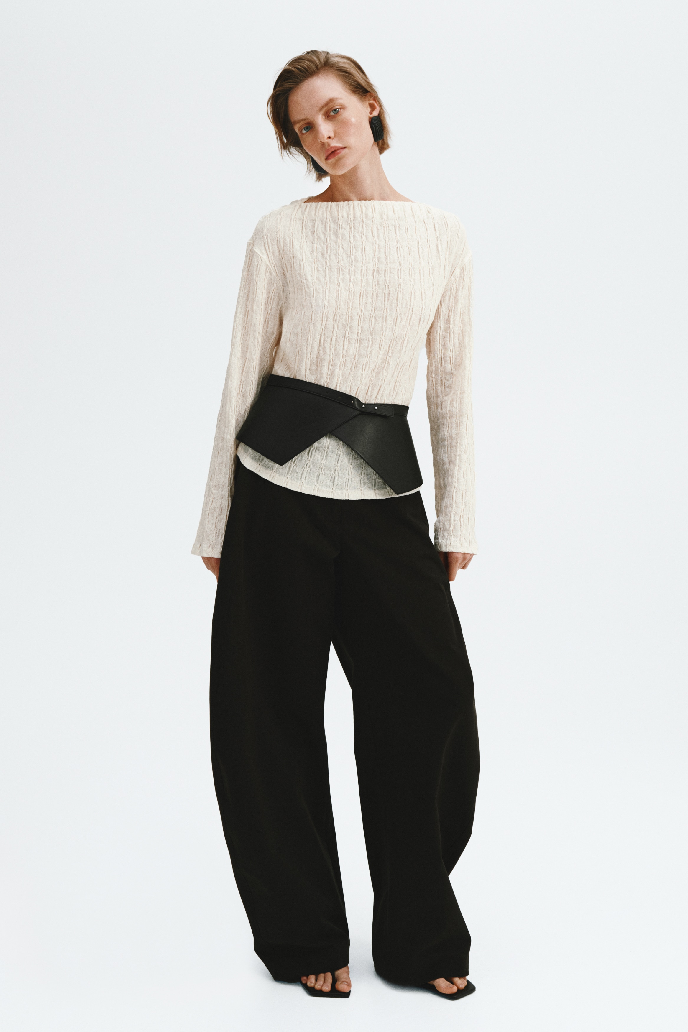 Camisola com decote à barcoModelo