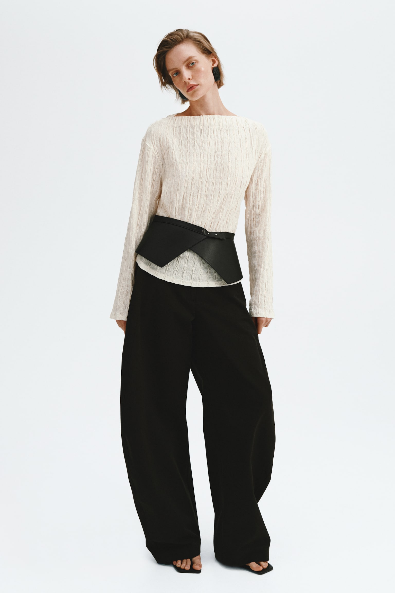 חולצה עם צווארון סירה - קרם/חום כהה/שחור - 1