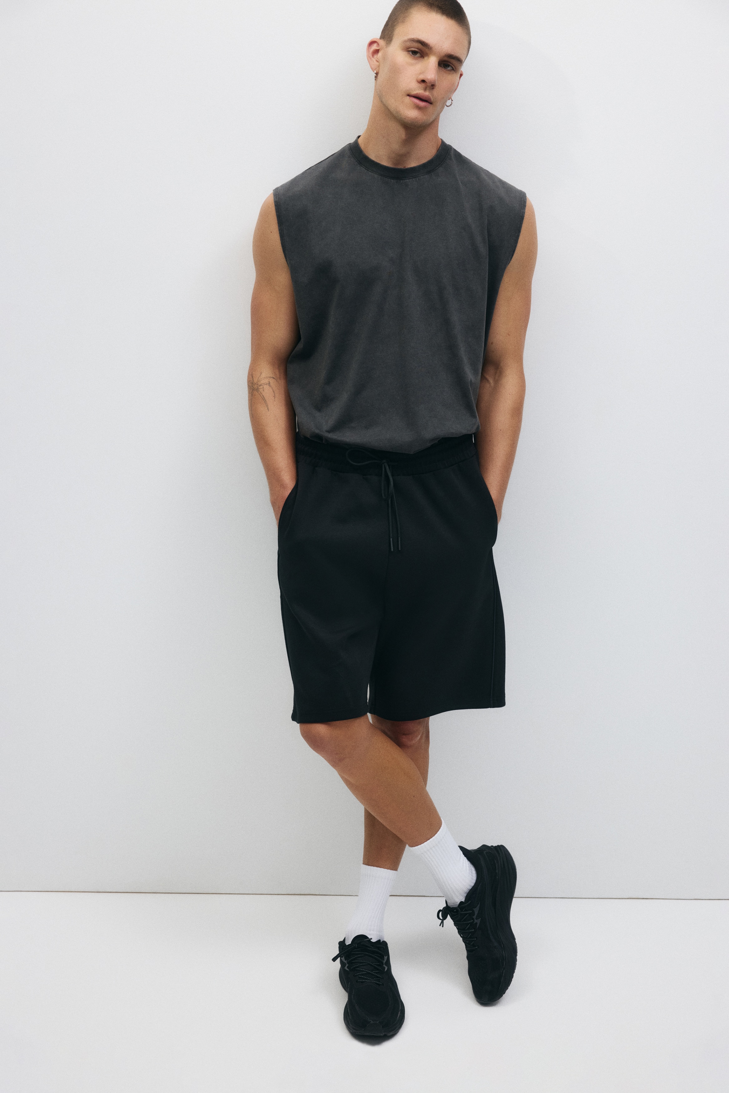 ルーズフィット スポーツショートパンツ DryMove™ - ブラック/ベージュ