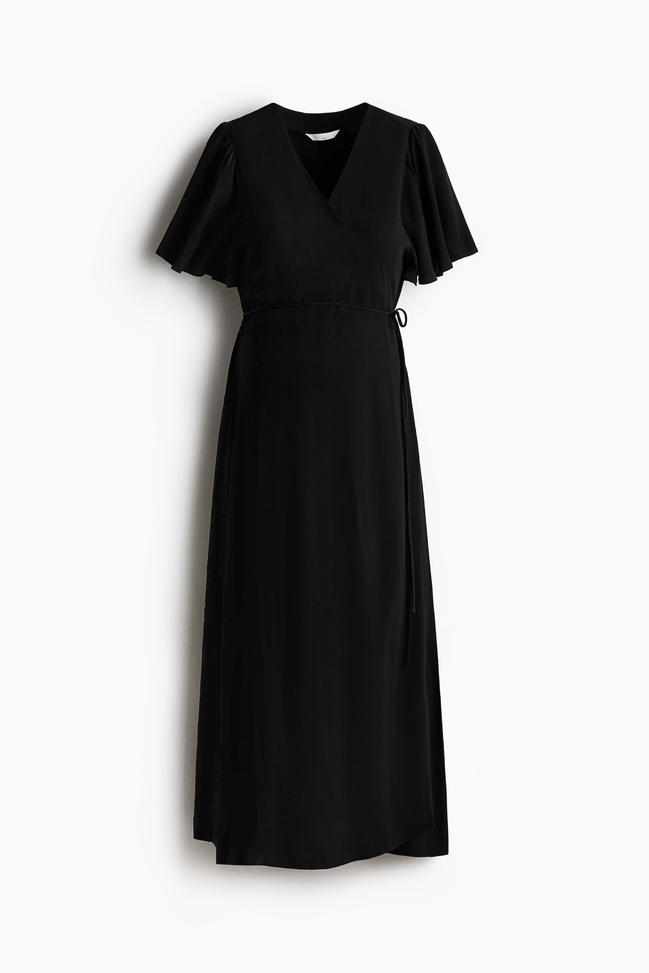 Ver imagen más grande: Un vestido negro cruzado se presenta de frente, con un escote en V y mangas cortas con vuelo. Un fino cinturón ajusta la cintura, y la falda cae hasta una longitud midi.