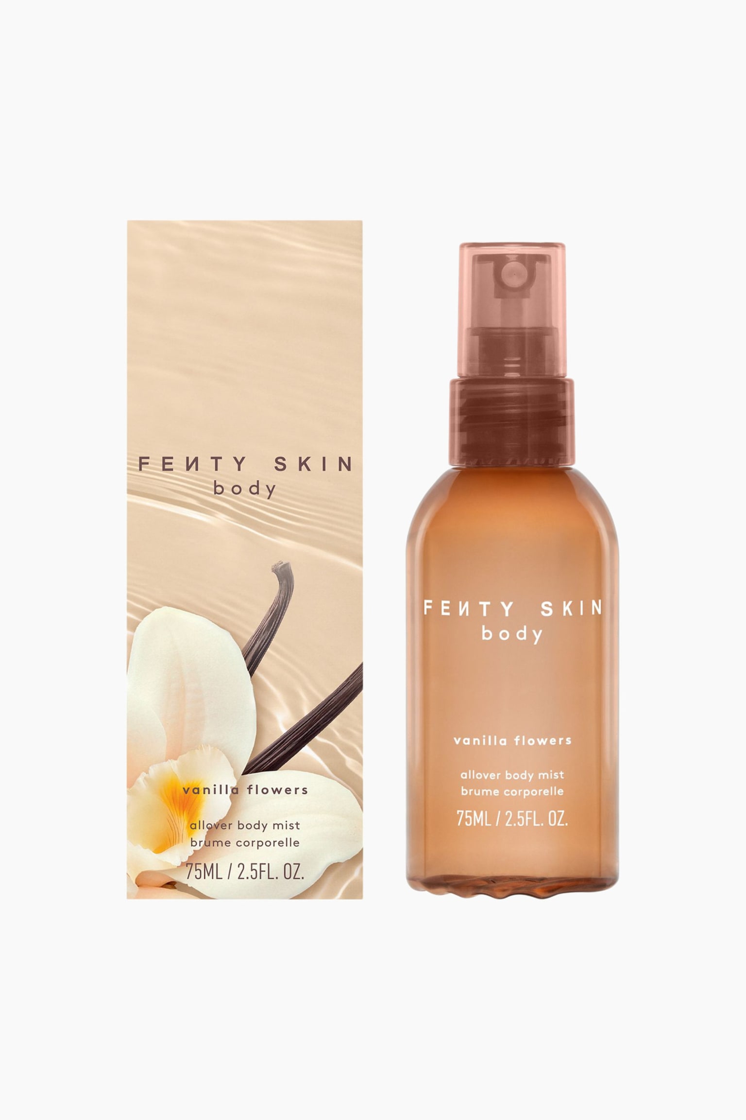 Fenty Skin Vanilla Flowers Allover Body Mist stÃ¥r bredvid sin rektangulÃ¤ra fÃ¶rpackningslÃ¥da av kartong. Den framÃ¥tvÃ¤nda, halvgenomskinliga bÃ¤rnstensfÃ¤rgade flaskan har en matchande spraypump och vit varumÃ¤rkestext, medan den beige lÃ¥dan visar en grafisk illustration av en vit vaniljorkidÃ© och vaniljstÃ¤nger.