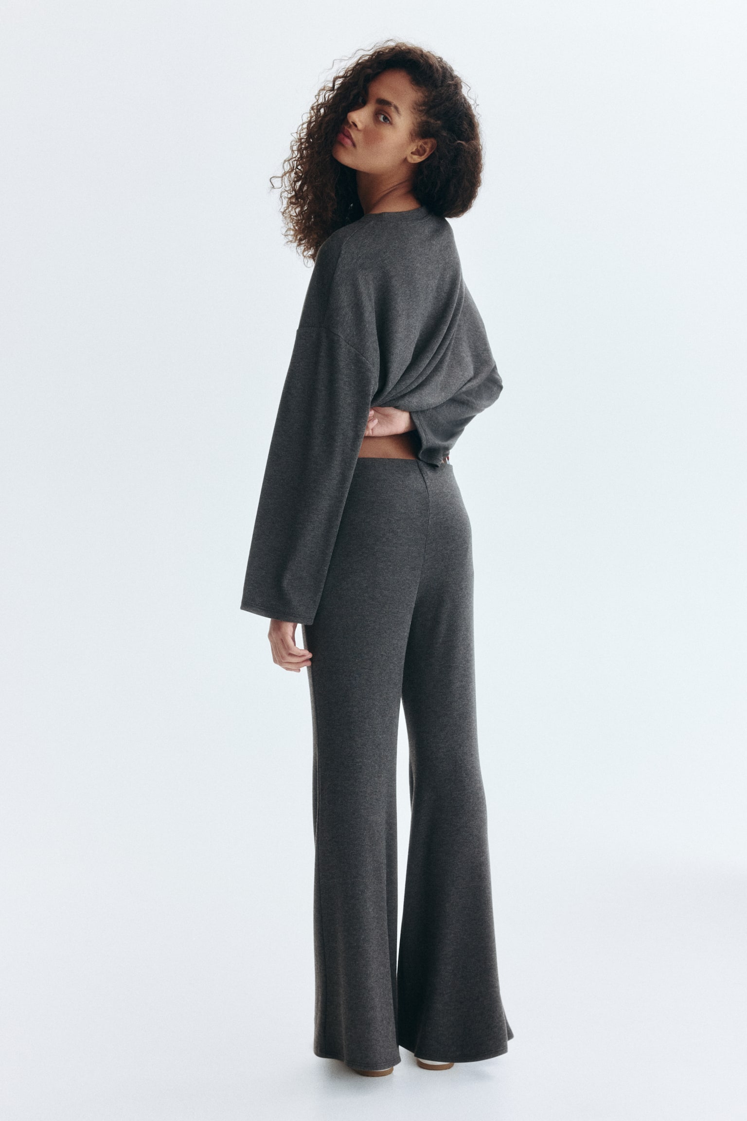 Женские брюки H&M Flared fine-knit trousers, цвет: Тёмный серый меланжевый — фото 4