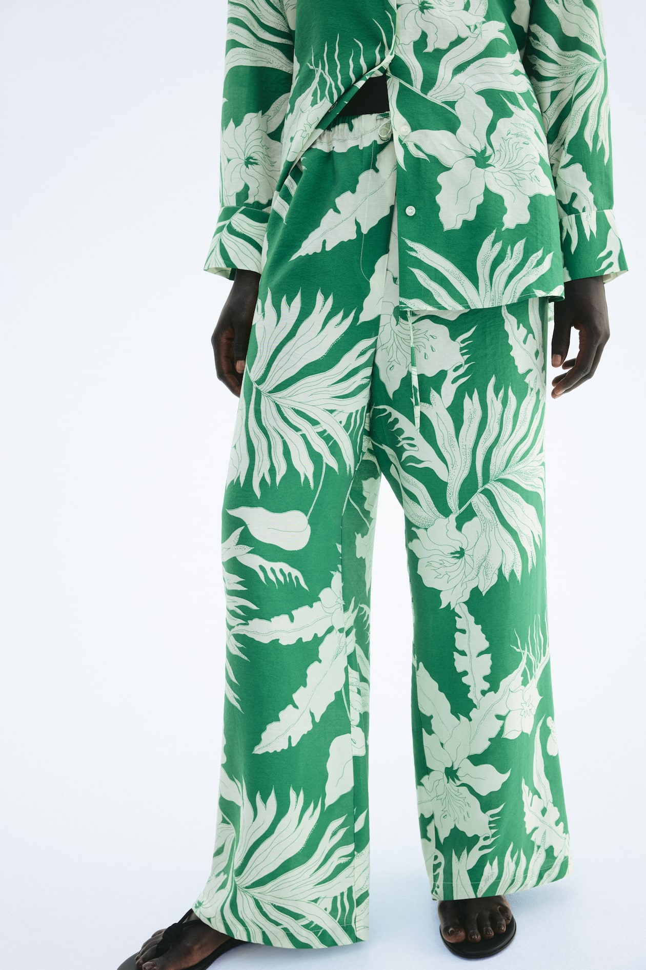 Loose-Fit Drawstring Pants - image 4