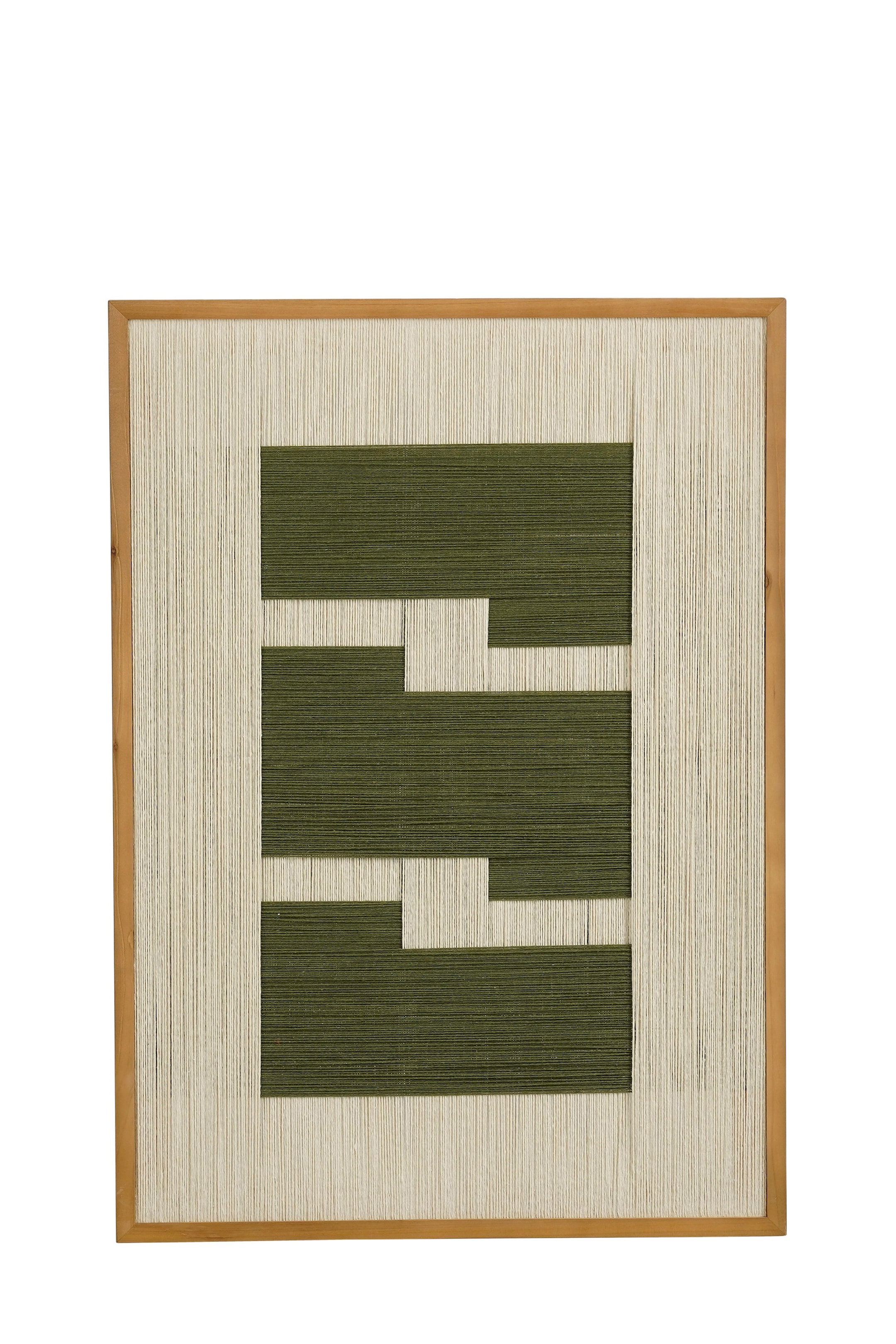 Ver imagem maior: Uma peça de arte têxtil emoldurada apresenta uma moldura de madeira castanha clara que envolve um design tecido, com fios verticais de cor creme como fundo e fios horizontais verde-escuros formando um padrão geométrico em camadas de retângulos desalinhados.
