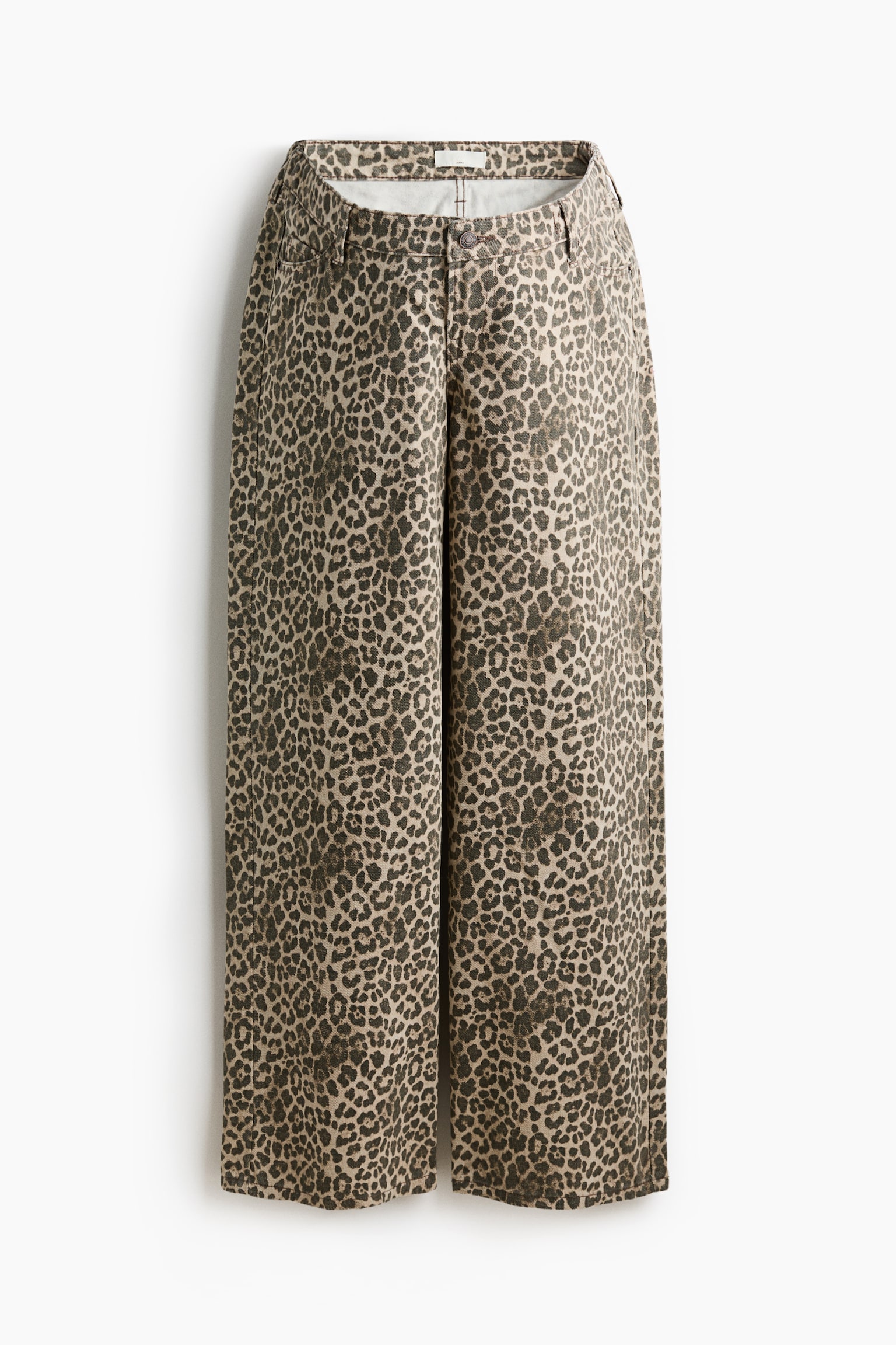 Les jeans à 5 poches arborent un motif imprimé léopard, présentés à plat et face avant. Les jeans présentent une coupe large de la cuisse à l'ourlet, une taille basse avec passants de ceinture, ainsi qu'une fermeture éclair et bouton à l'avant. - 1