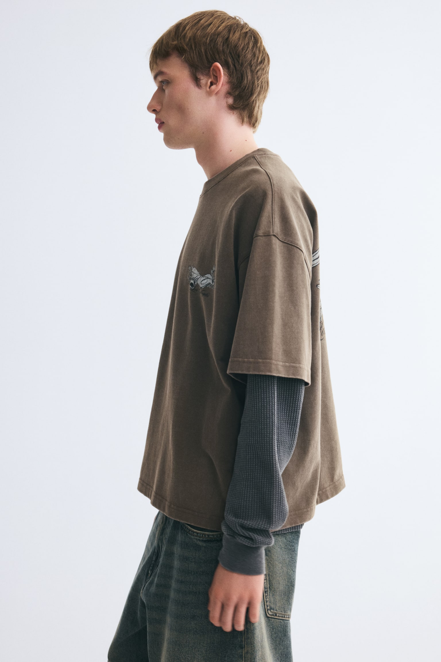 Мужская футболка H&M Oversized Boxy Printed Cotton, цвет: Тёмный серо-коричневый — фото 6