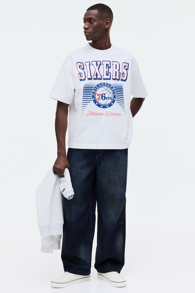 Playera Oversized Fit - Blanco/NBA/Negro/NBA/Negro/NASCAR/Blanco/NBA/Negro/Guns N' Roses/Negro/Iron Maiden/Crema/Red Hot Chili Peppers/Blanco/Nas - 6