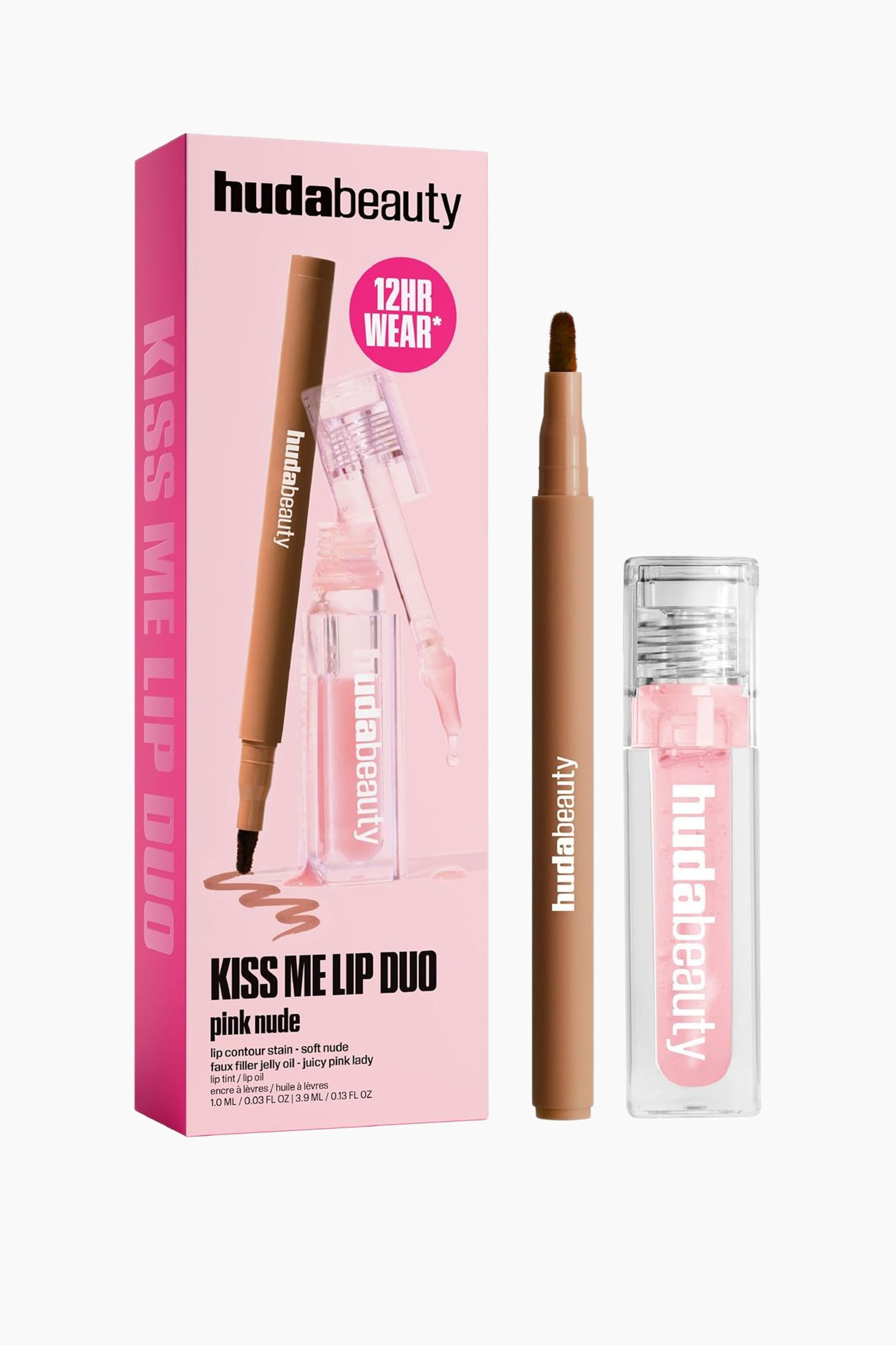 Visa större bild: Kiss Me Lip Duo Set i Pink Nude visas med en rosa rektangulär förpackningsask som står bredvid en matt brun lip contour stain-penna med en exponerad borstspets och en genomskinlig rektangulär tub med ljusrosa lip oil. Båda makeup-produkterna står upprätt och visar upp sitt vita tryckta varumärke.