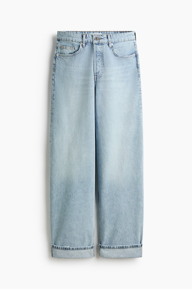 Hellblaue Jeans mit hoher Taille und weitem Bein, ausgestattet mit einem Knopfverschluss und Fronttaschen. Die umgeschlagenen Säume zeigen die kontrastierende Denim-Textur. - 1