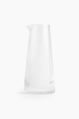Karaff i räfflat glas