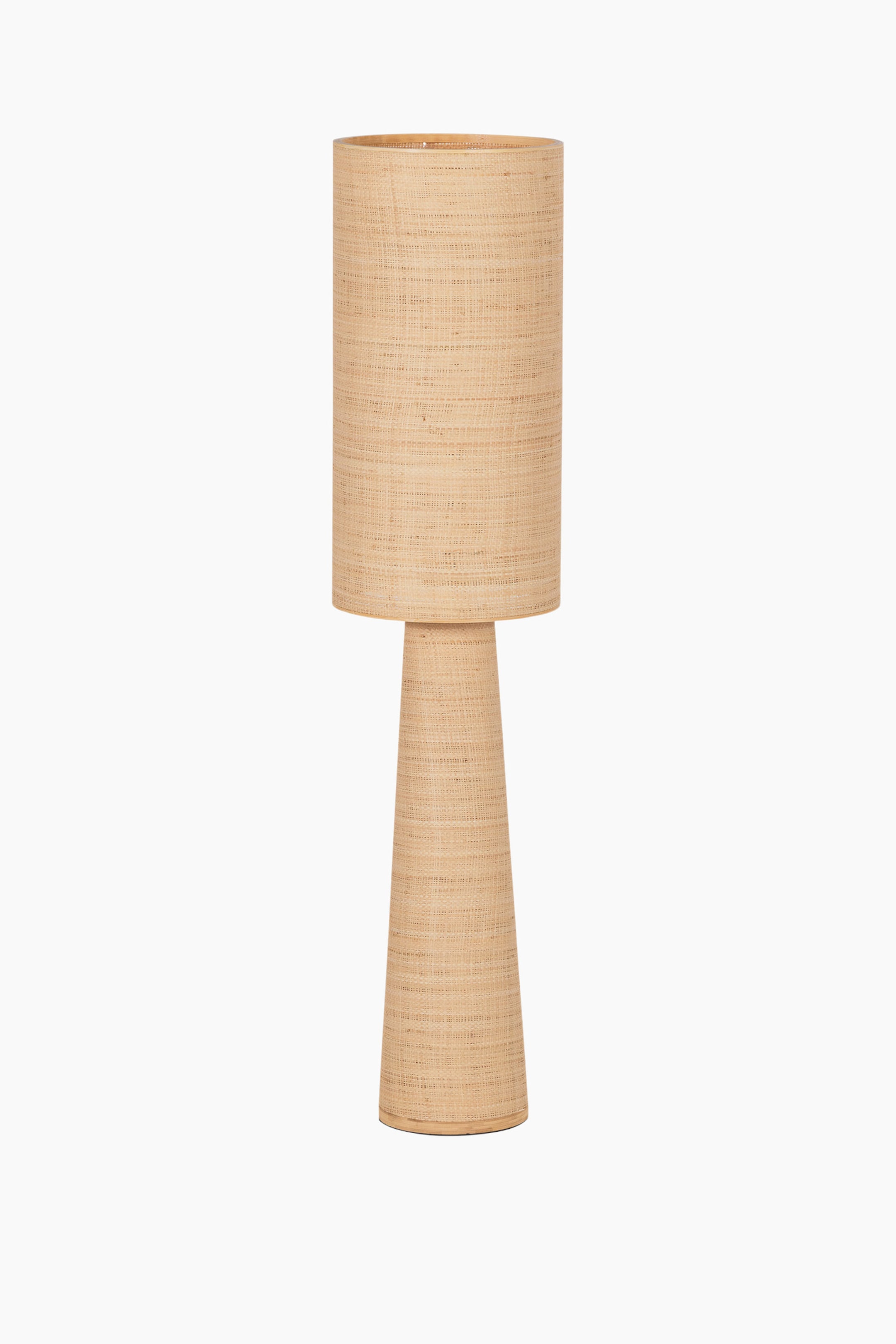 Größeres Bild ansehen: Eine Lampe mit einem zylindrischen Lampenschirm, der auf einem konischen Sockel ruht. Beide Komponenten sind mit einem natürlichen, hellbraunen, gewebten Material überzogen und präsentieren eine hohe, schlanke Silhouette.